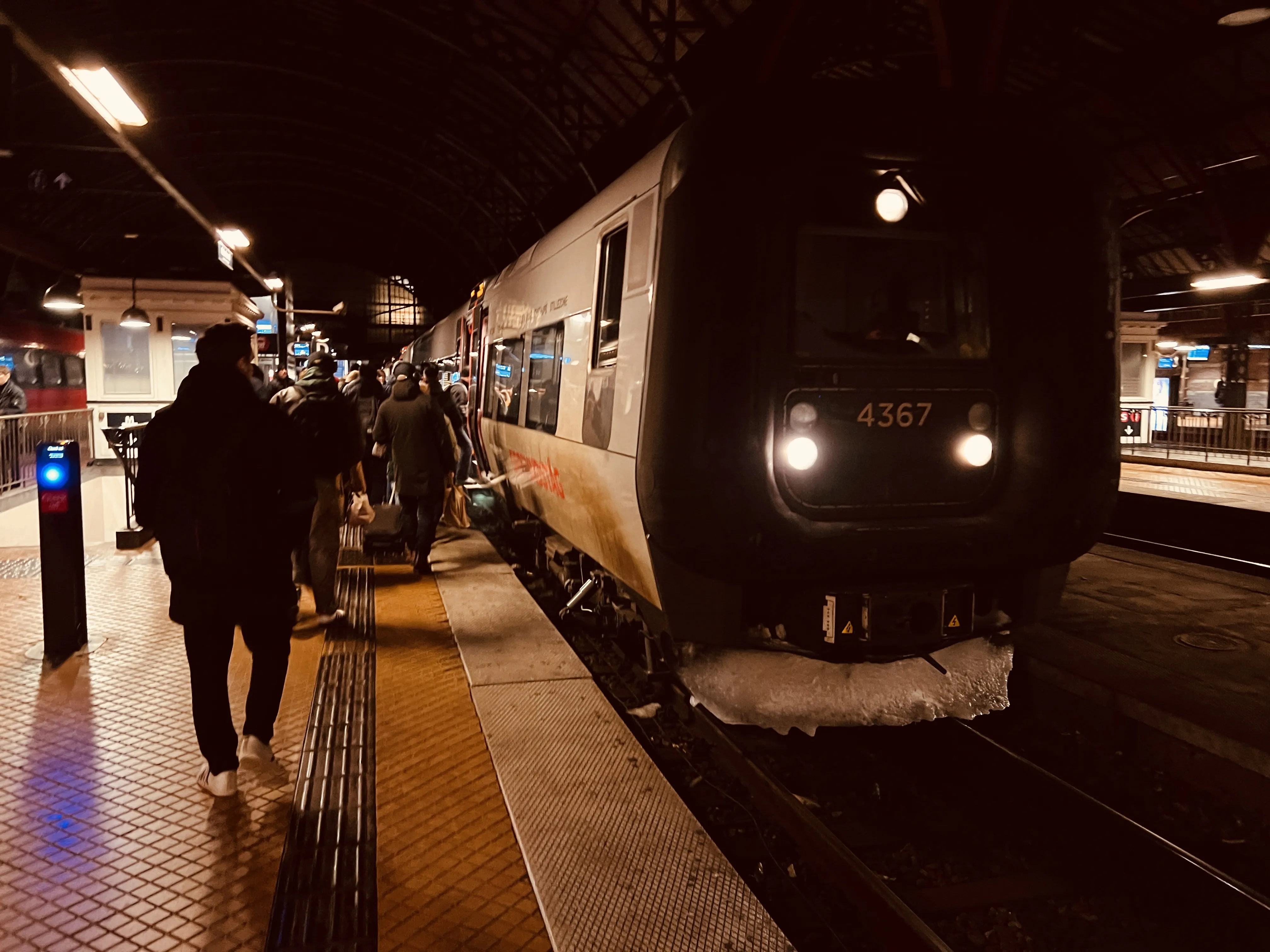 Billede af DSB ET 4367 fotograferet ud for København Hovedbanegård.