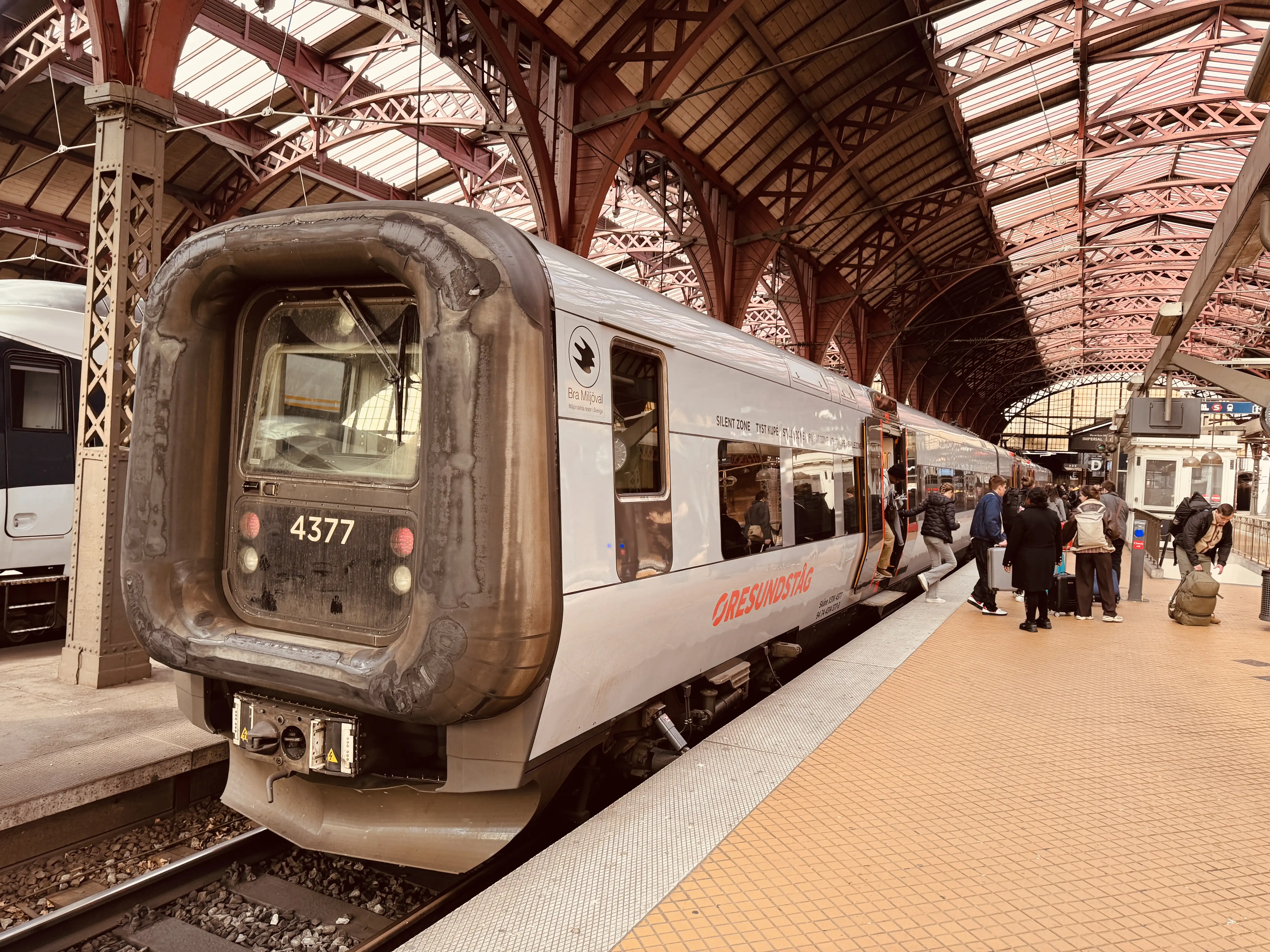 Billede af DSB ET 4377 fotograferet ud for København Hovedbanegård.