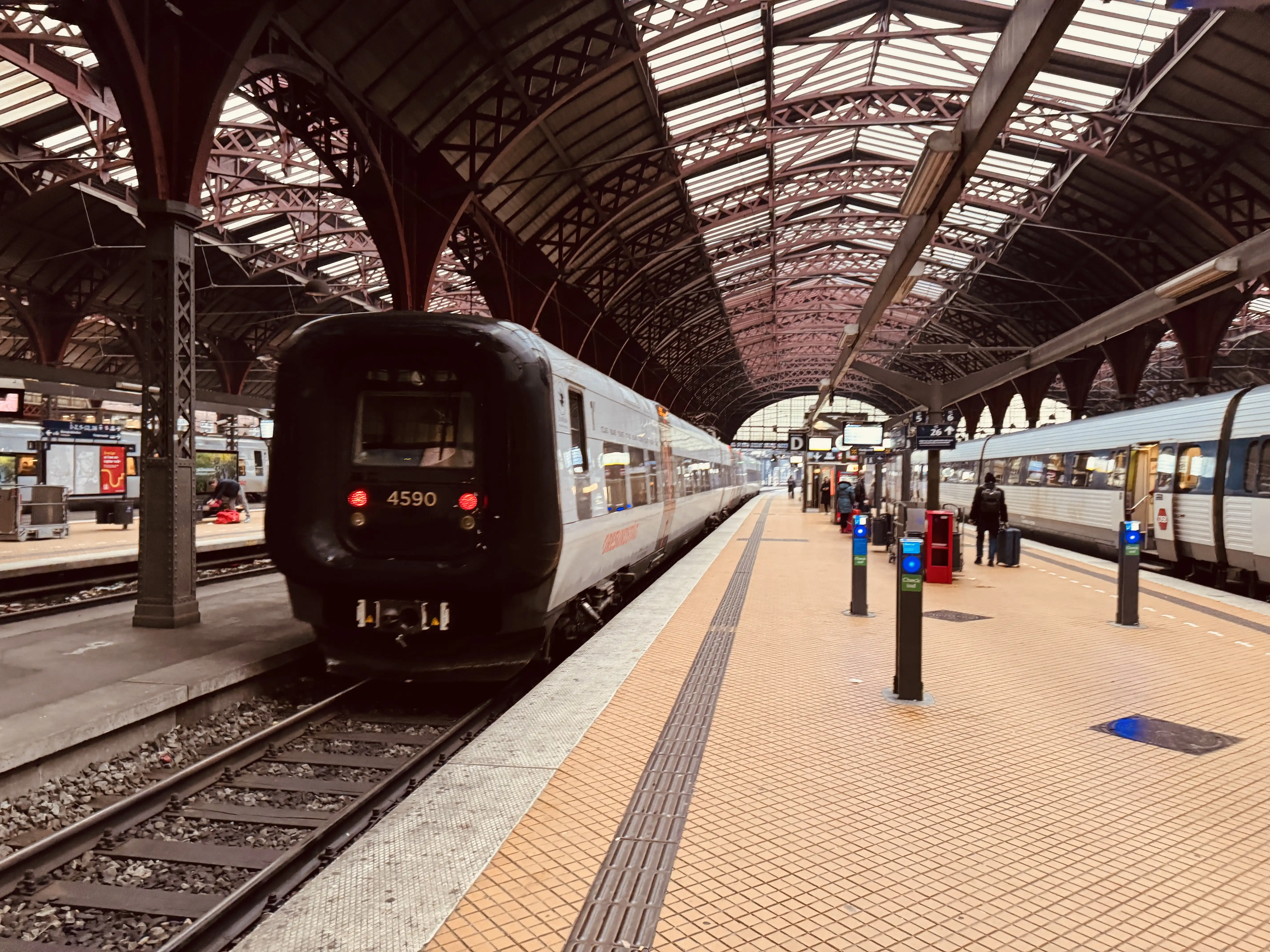 Billede af DSB ET 4390 fotograferet ud for København Hovedbanegård.