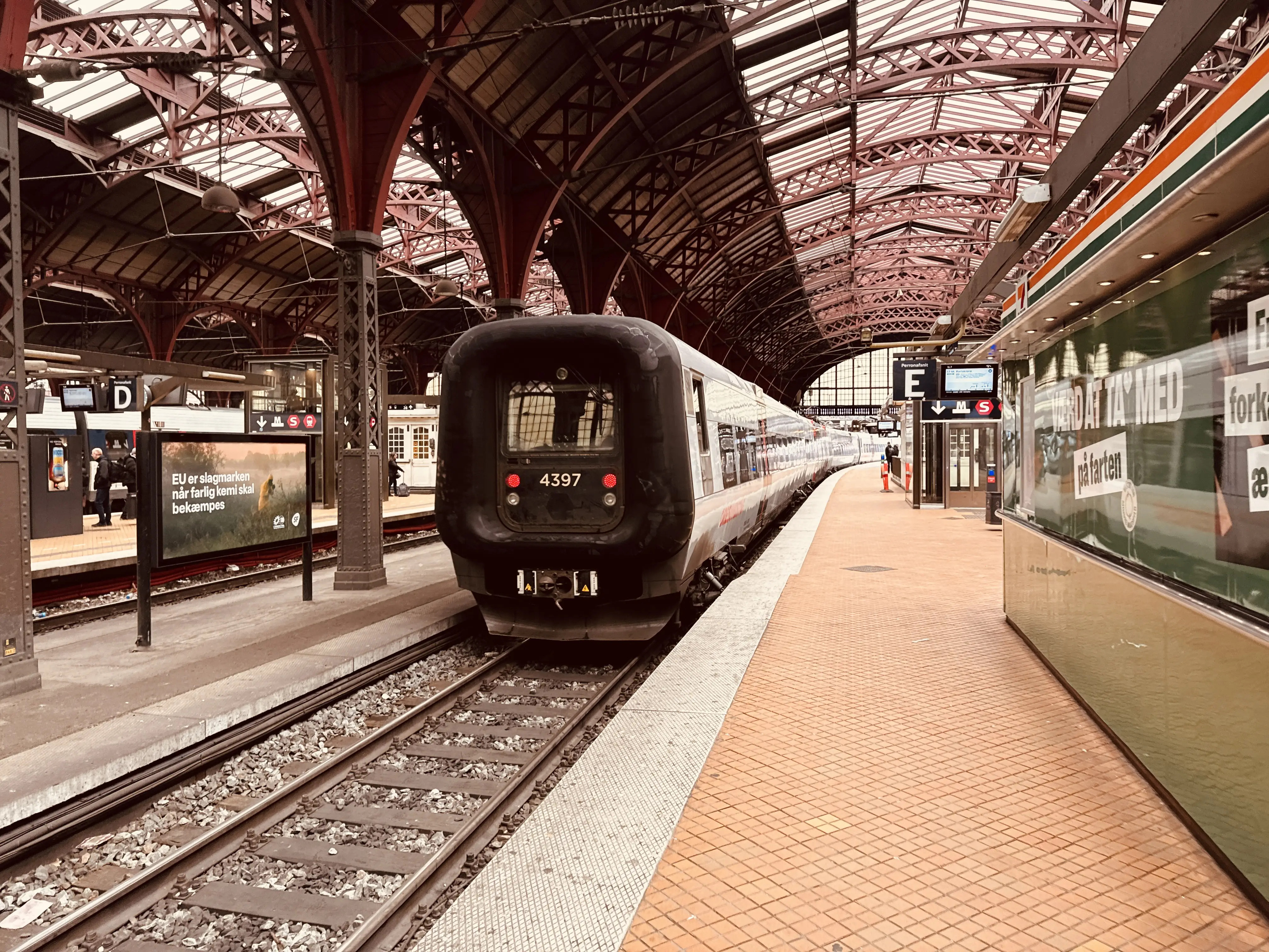 Billede af DSB ET 4397 fotograferet ud for København Hovedbanegård.