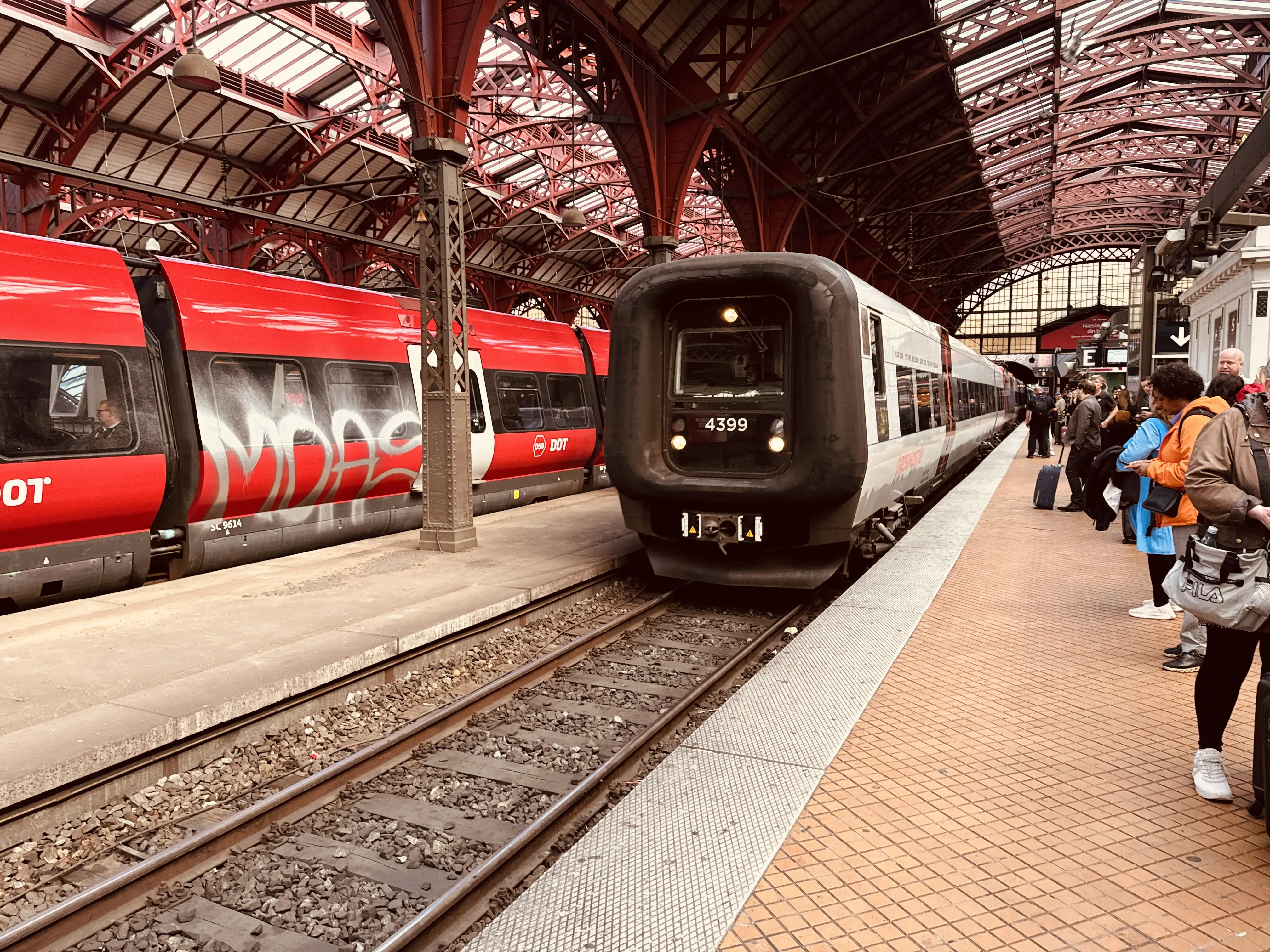 Billede af DSB ET 4399 fotograferet ud for København Hovedbanegård.
