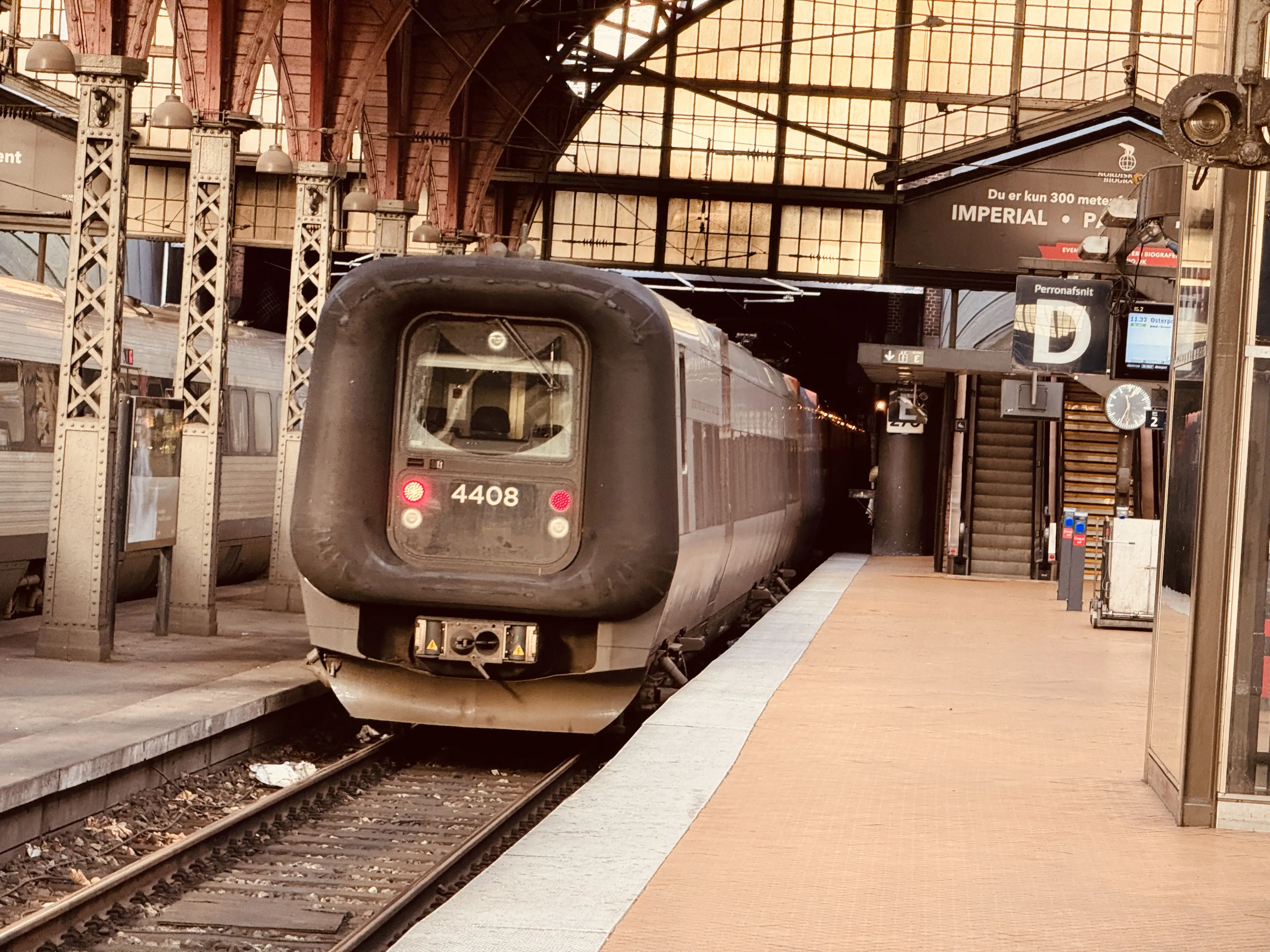 Billede af DSB ET 4408 fotograferet ud for København Hovedbanegård.