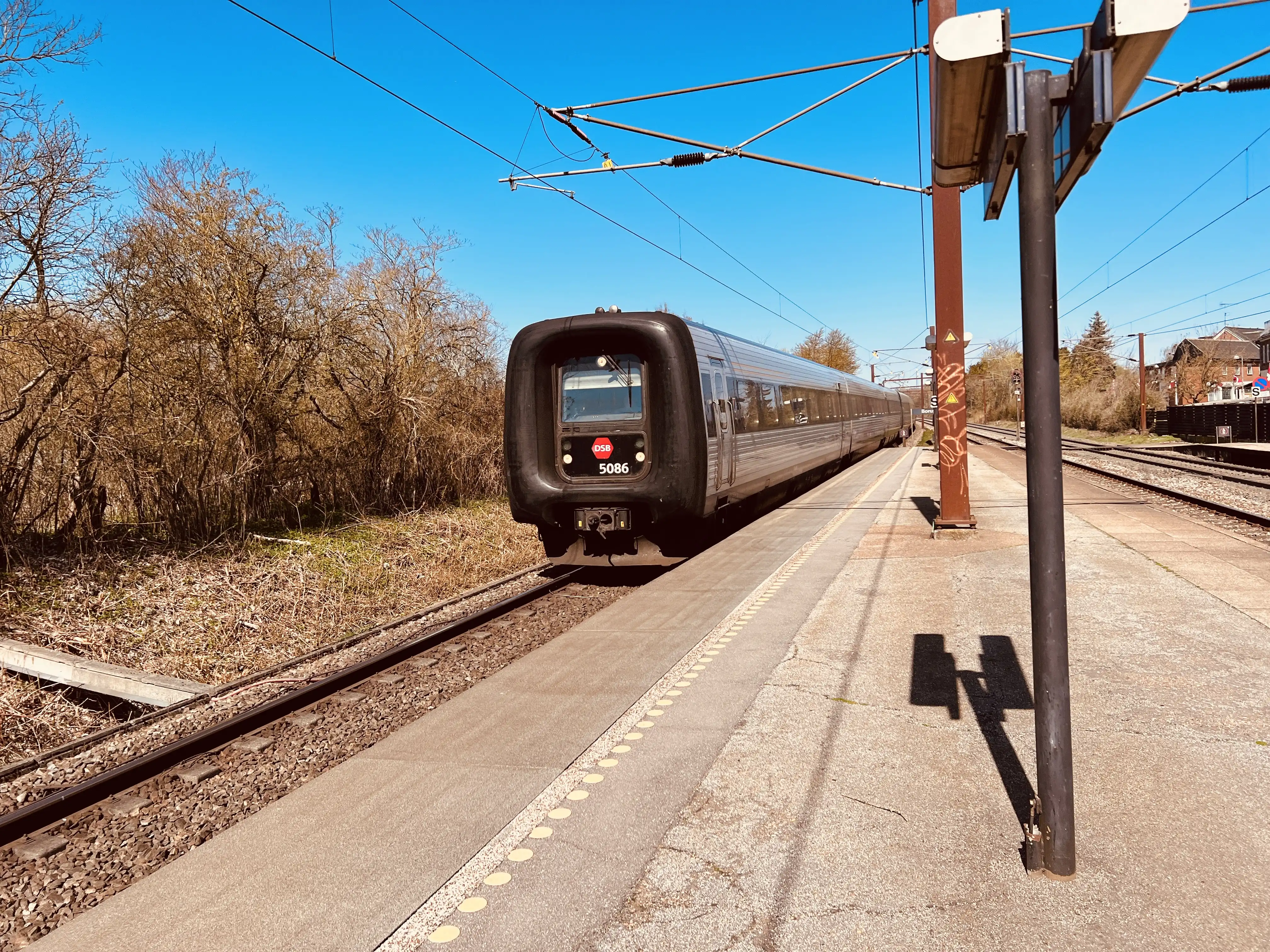 Billede af DSB MF 5086 fotograferet ud for Borup Station.