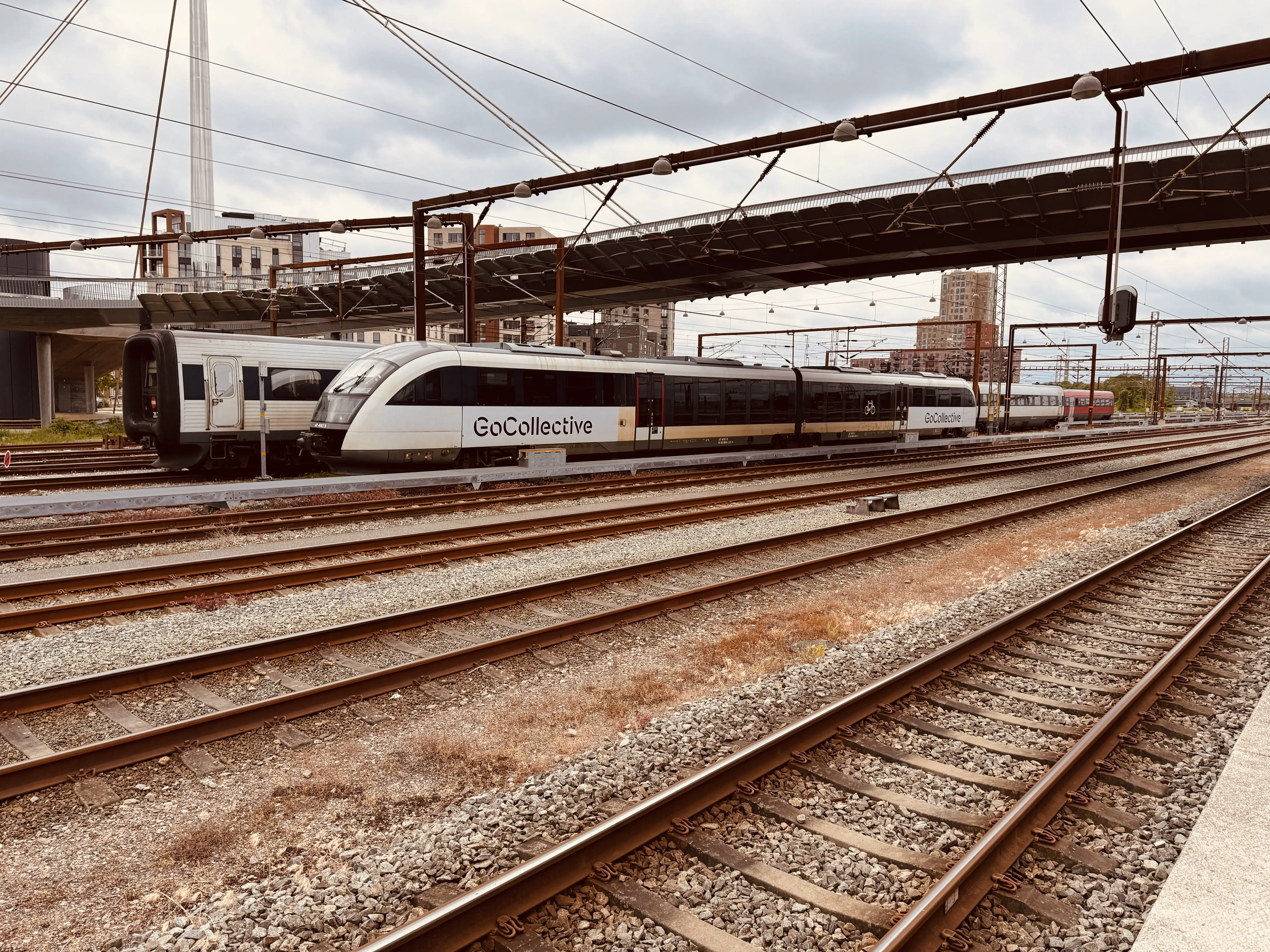 Billede af GoCollective AR 4083, tidligere DSB MQ 4123-4923 fotograferet ud for Odense Banegård Center. Billede af GoCollective AR 4083, tidligere DSB MQ 4123-4923 fotograferet ud for Odense Banegård Center.