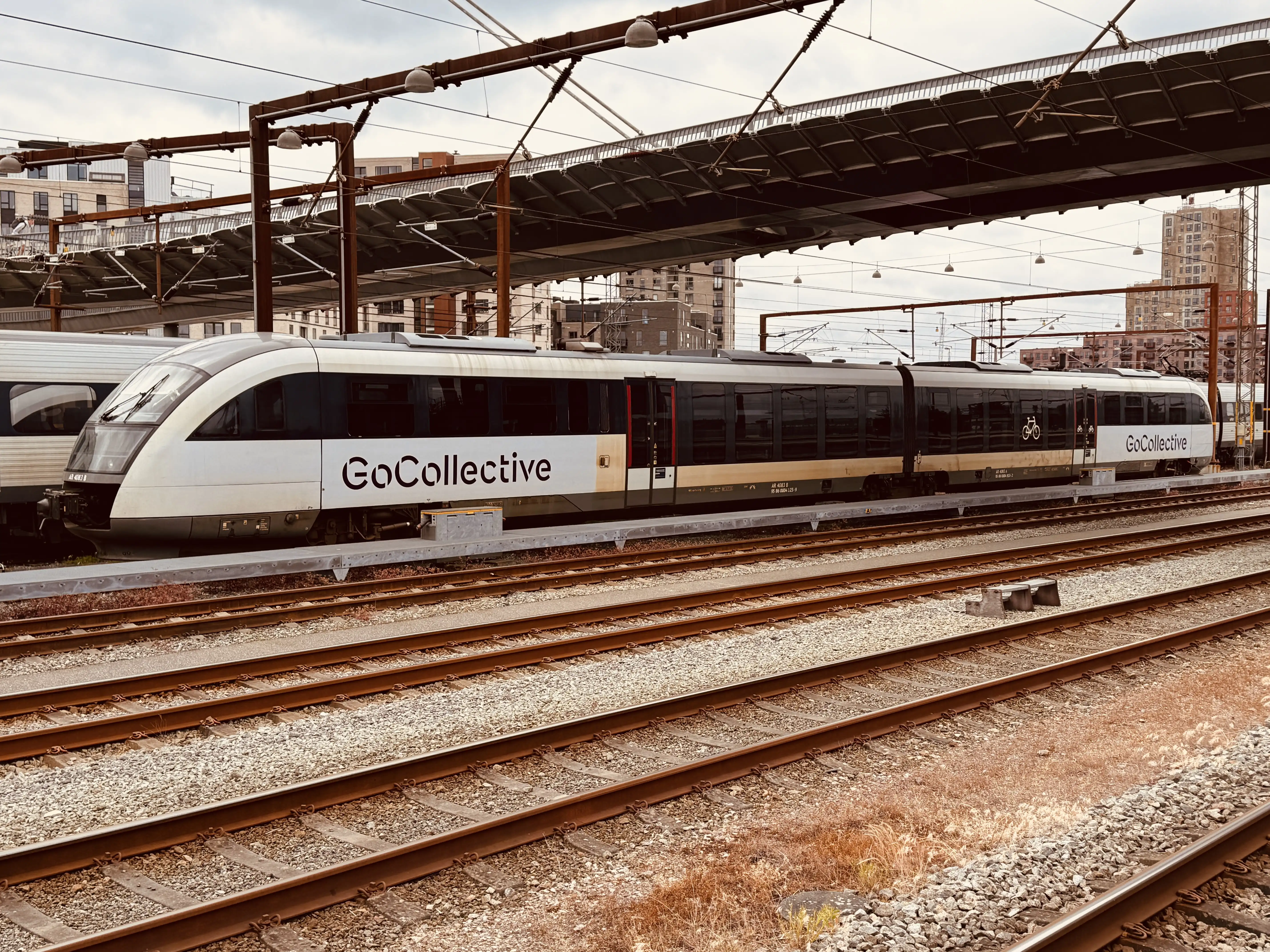 Billede af GoCollective AR 4083, tidligere DSB MQ 4123-4923 fotograferet ud for Odense Banegård Center. Billede af GoCollective AR 4083, tidligere DSB MQ 4123-4923 fotograferet ud for Odense Banegård Center.