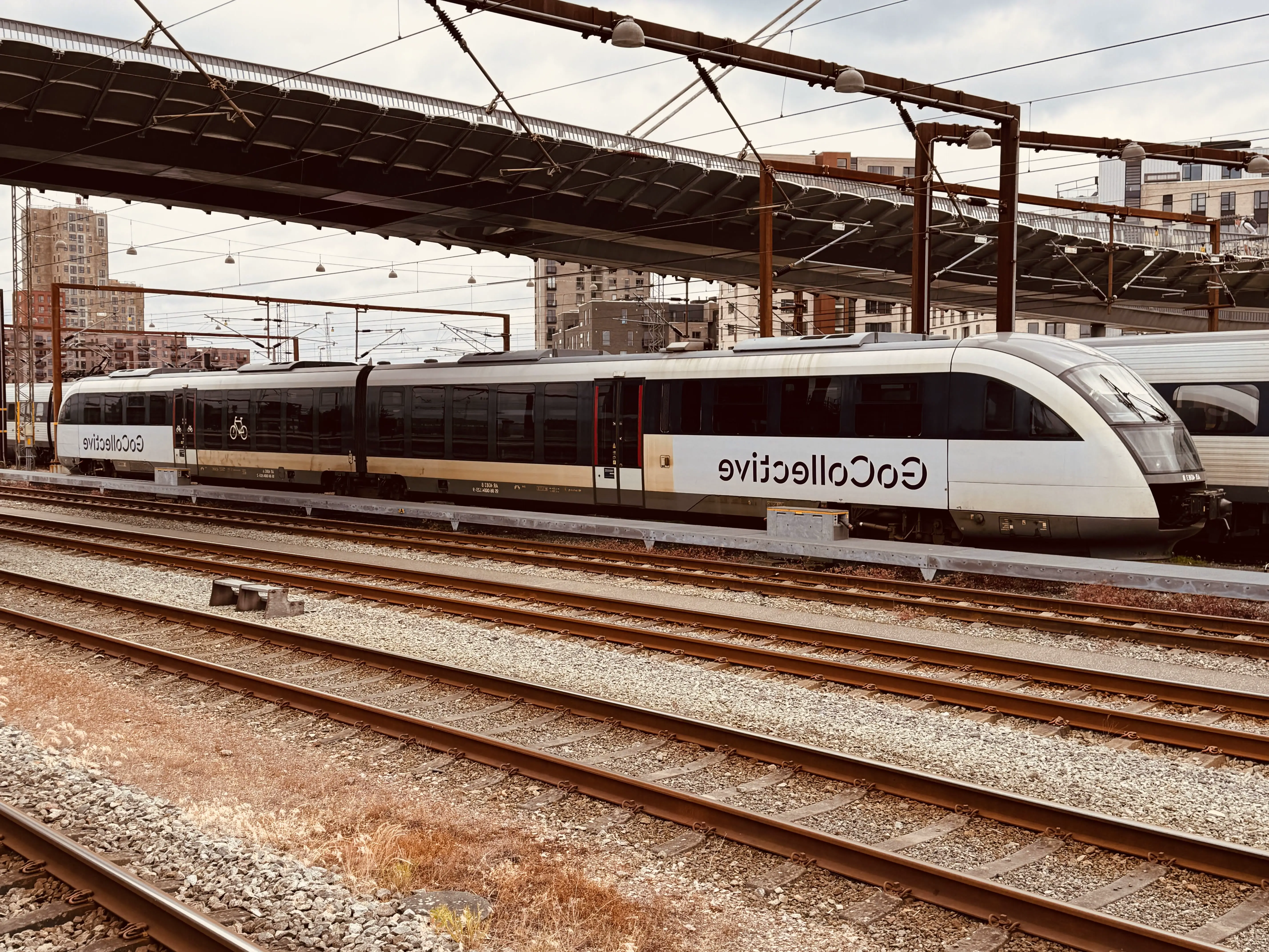 Billede af GoCollective AR 4083, tidligere DSB MQ 4123-4923 fotograferet ud for Odense Banegård Center. Billede af GoCollective AR 4083, tidligere DSB MQ 4123-4923 fotograferet ud for Odense Banegård Center.