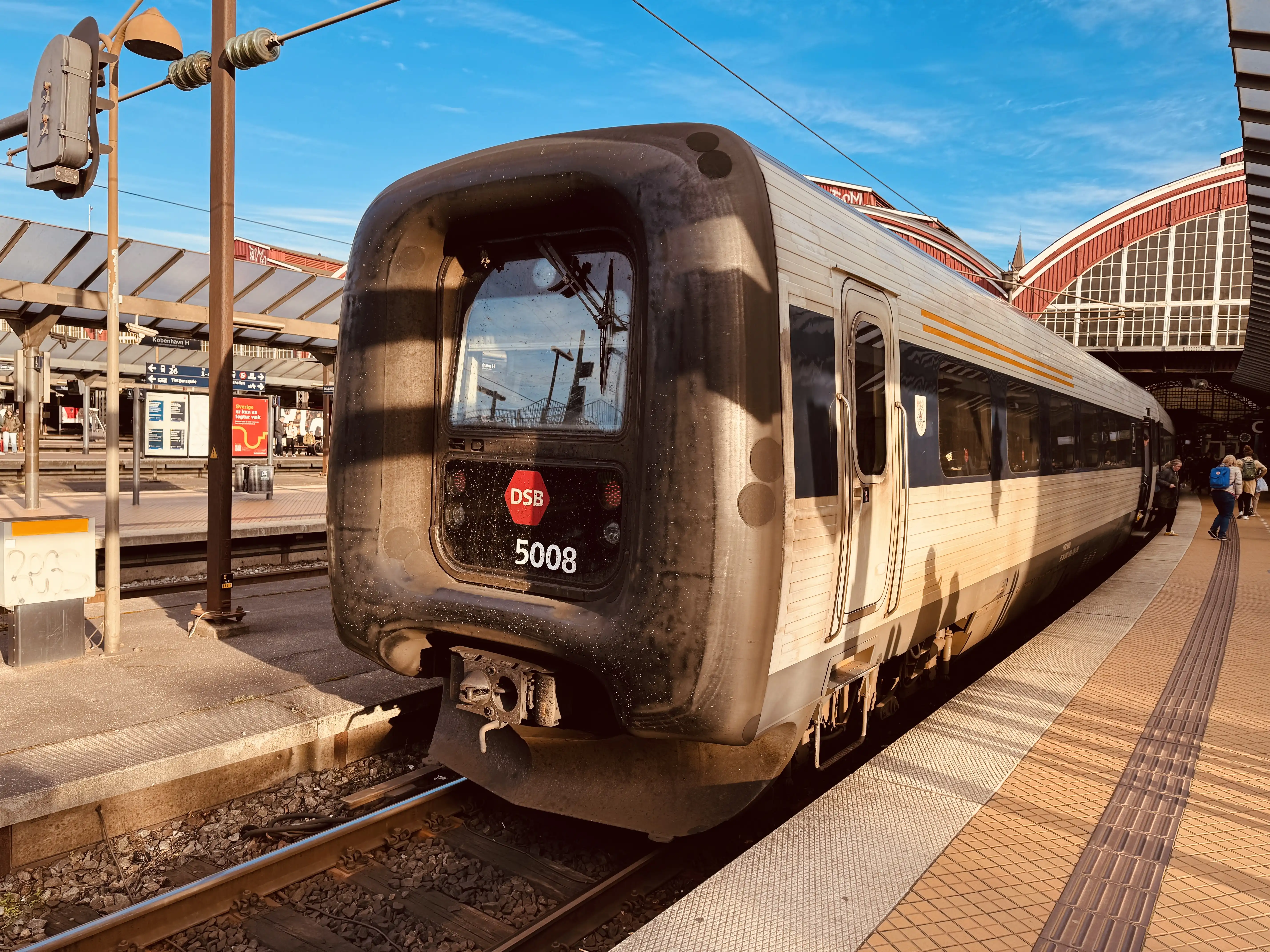 Billede af DSB MF 5008 fotograferet ud for København Hovedbanegård.