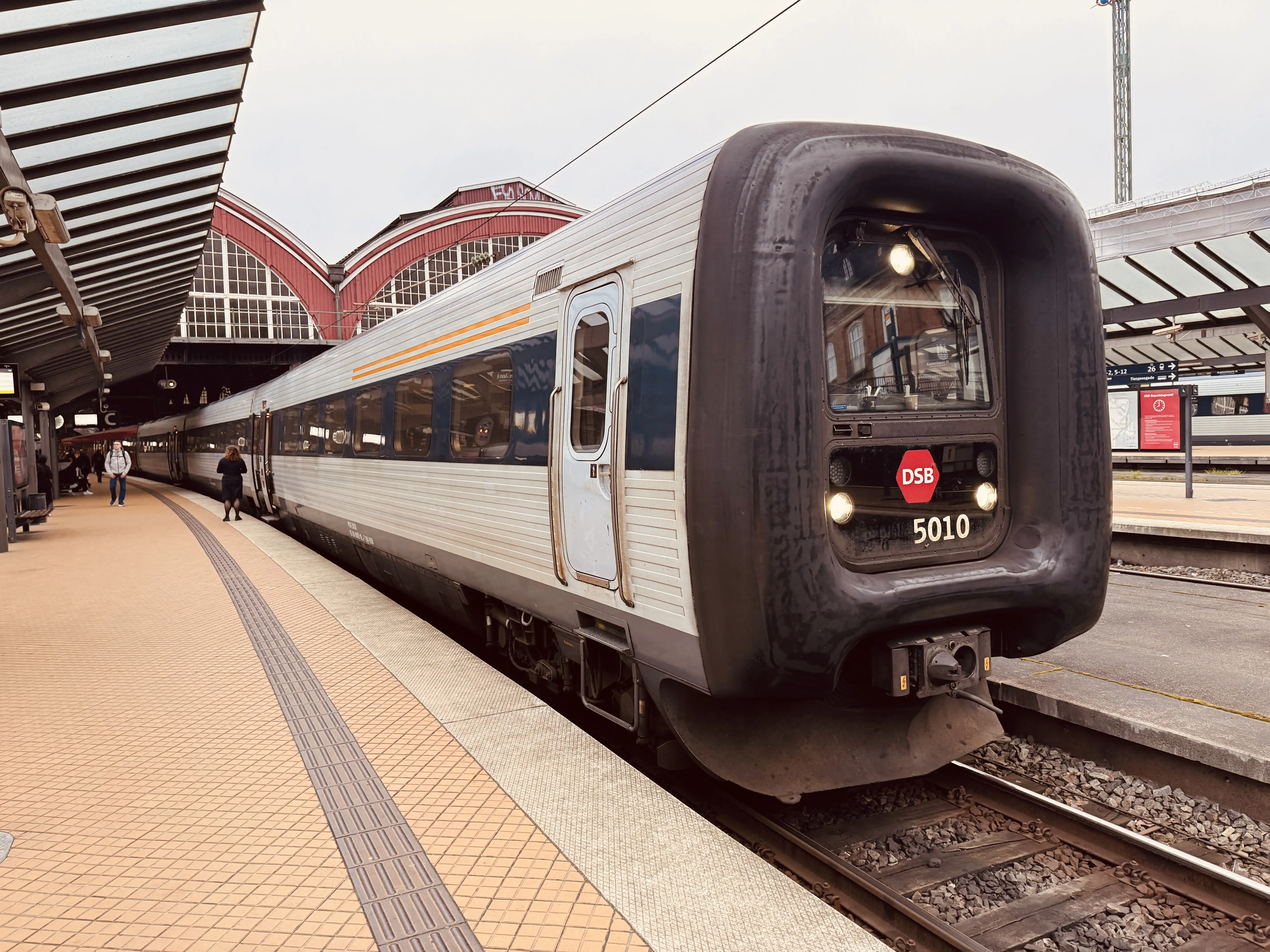 Billede af DSB MF 5010 fotograferet ud for København Hovedbanegård.