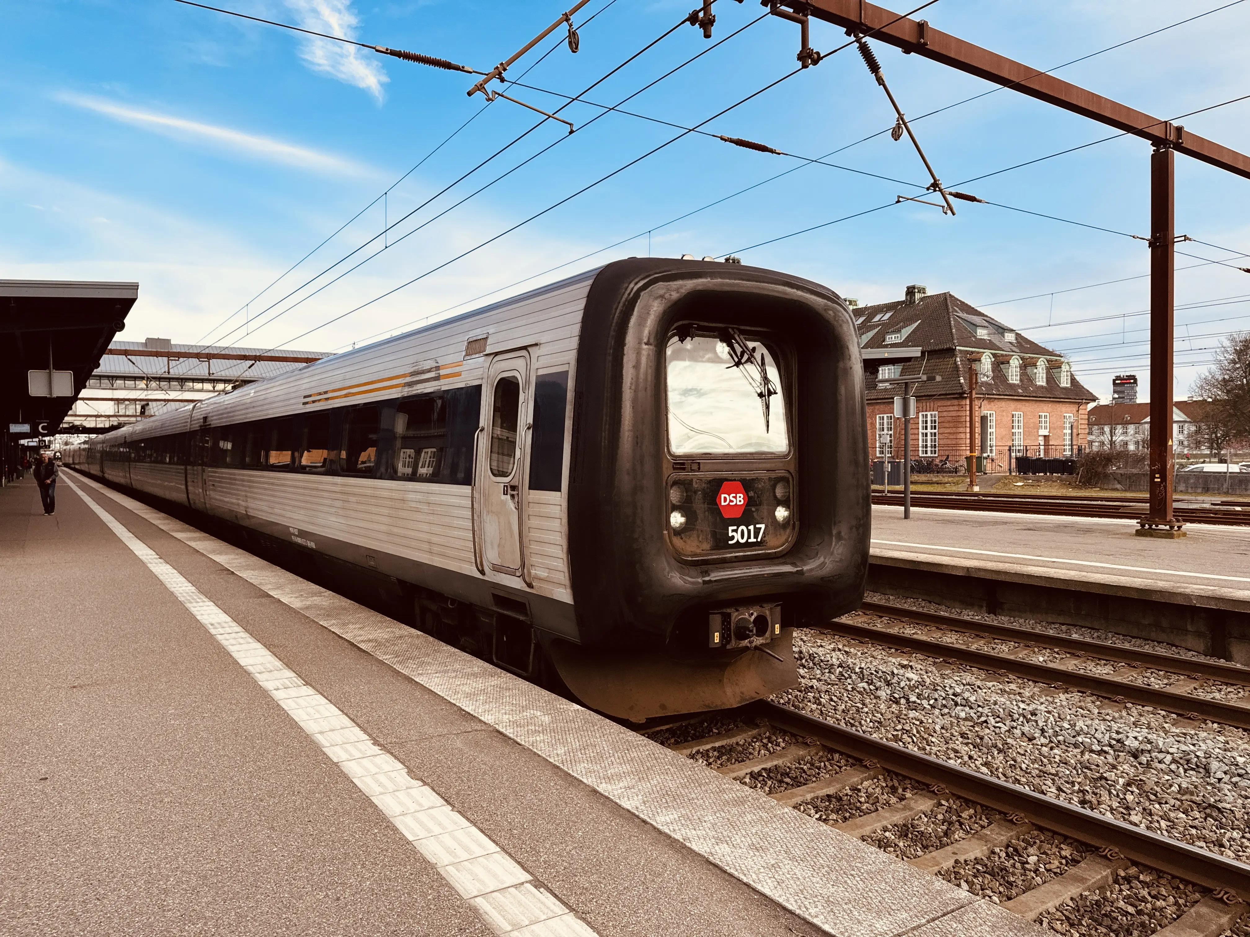 Billede af DSB MF 5017 fotograferet ud for Odense Banegård Center.