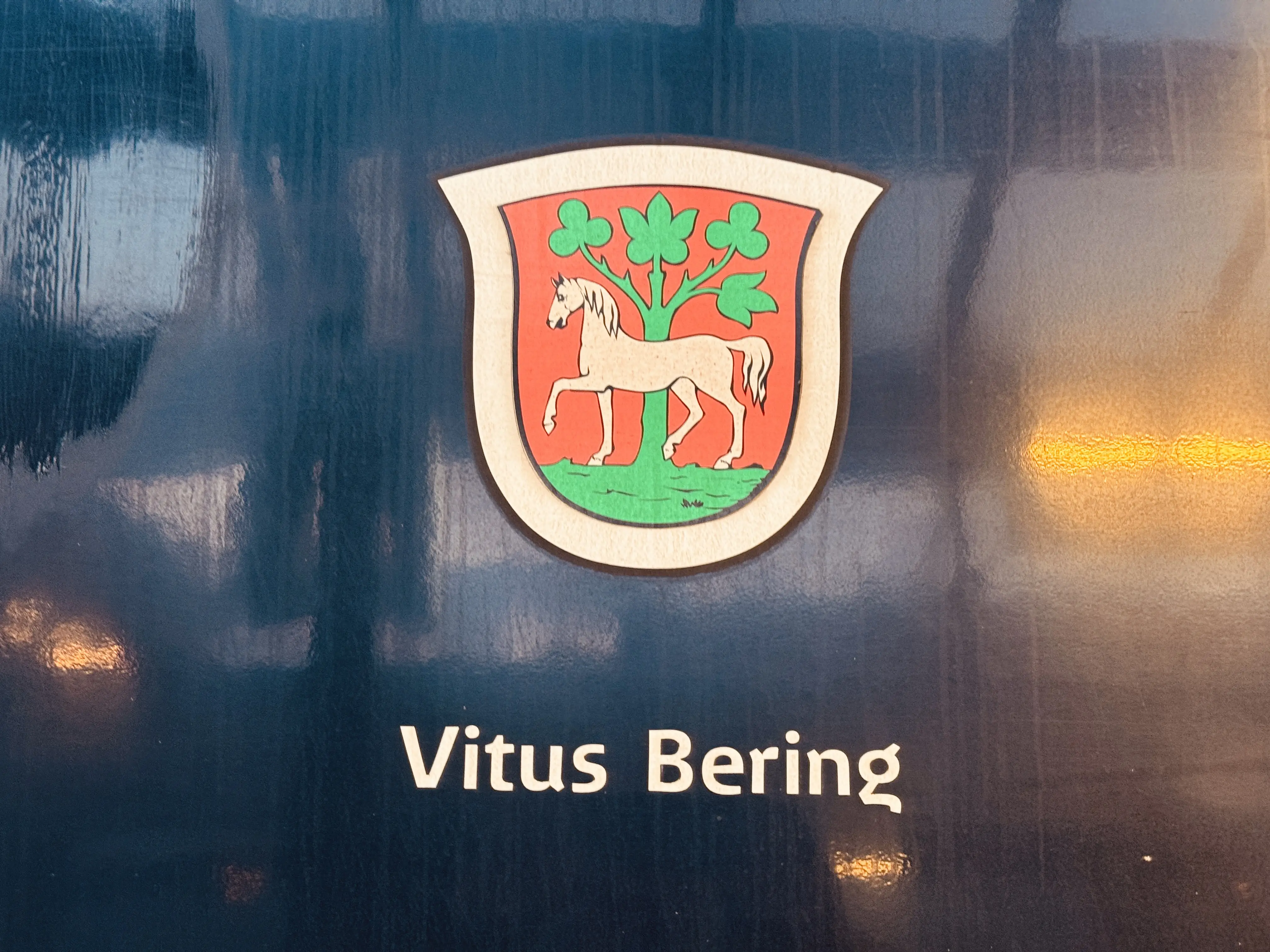 Billede af Horsens byvåben og navngivet "Vitus Bering" på siden af DSB MF 5017 fotograferet ud for København Hovedbanegård.