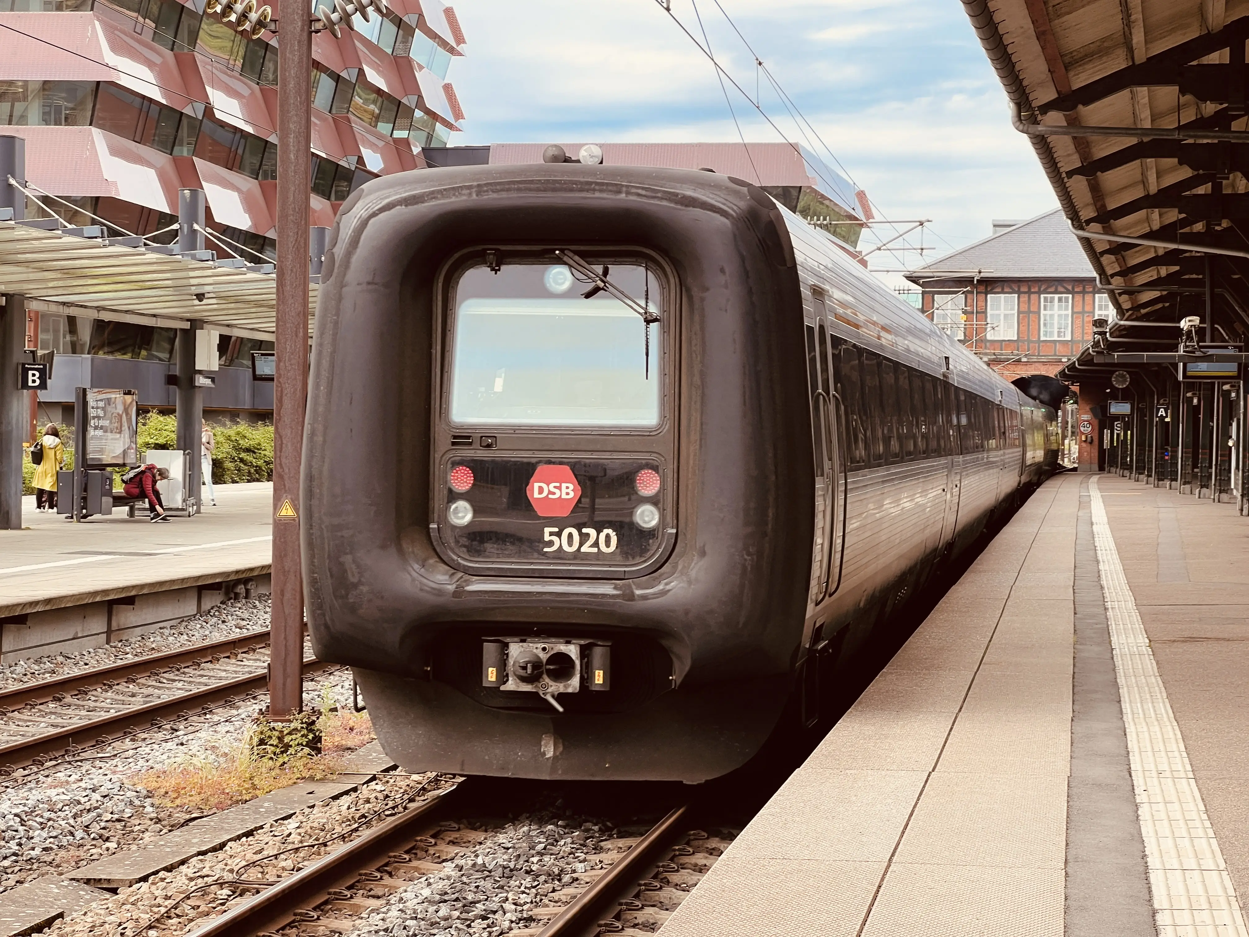 Billede af DSB MF 5020 fotograferet ud for Østerport Station.