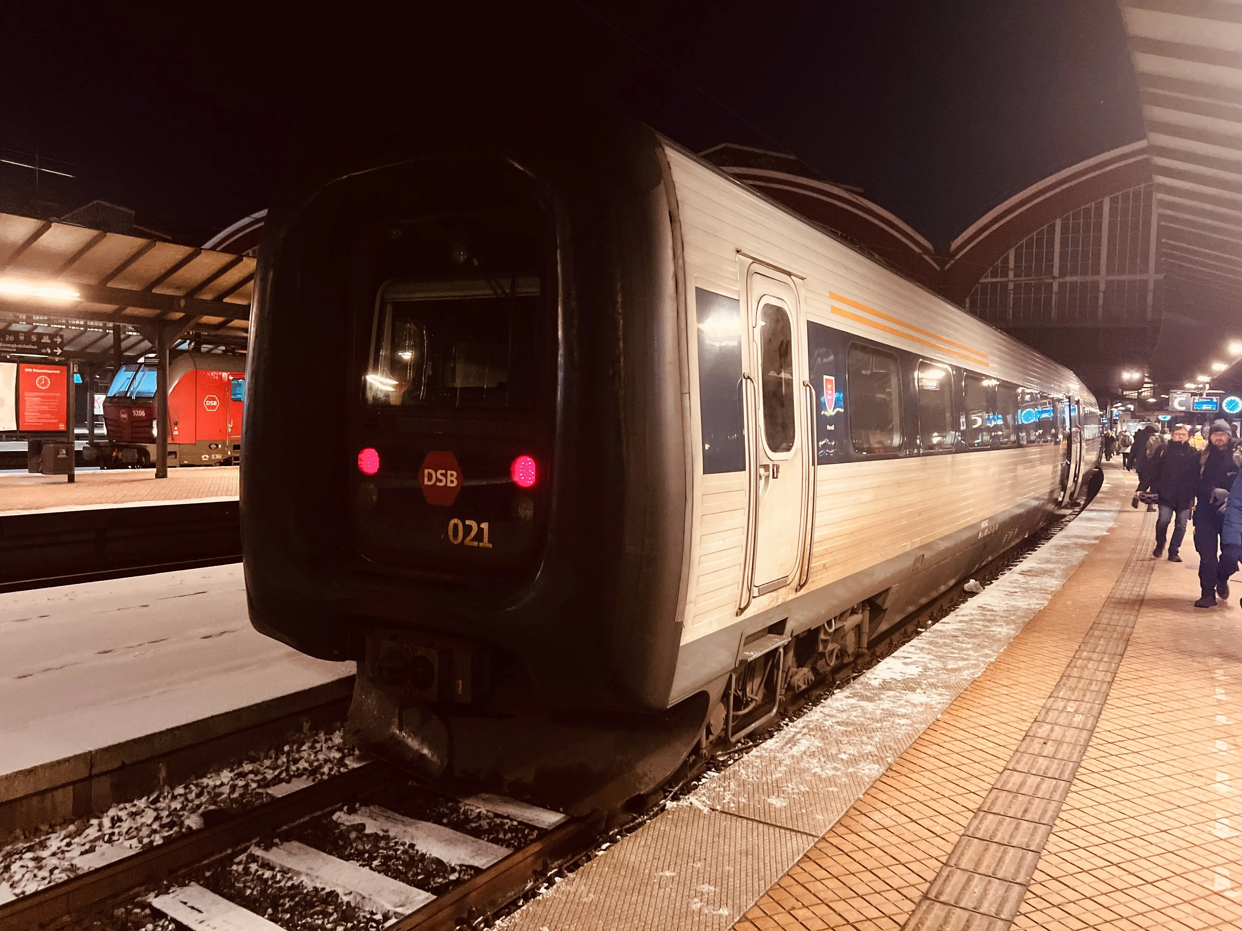 Billede af DSB MF 5021 fotograferet ud for København Hovedbanegård.