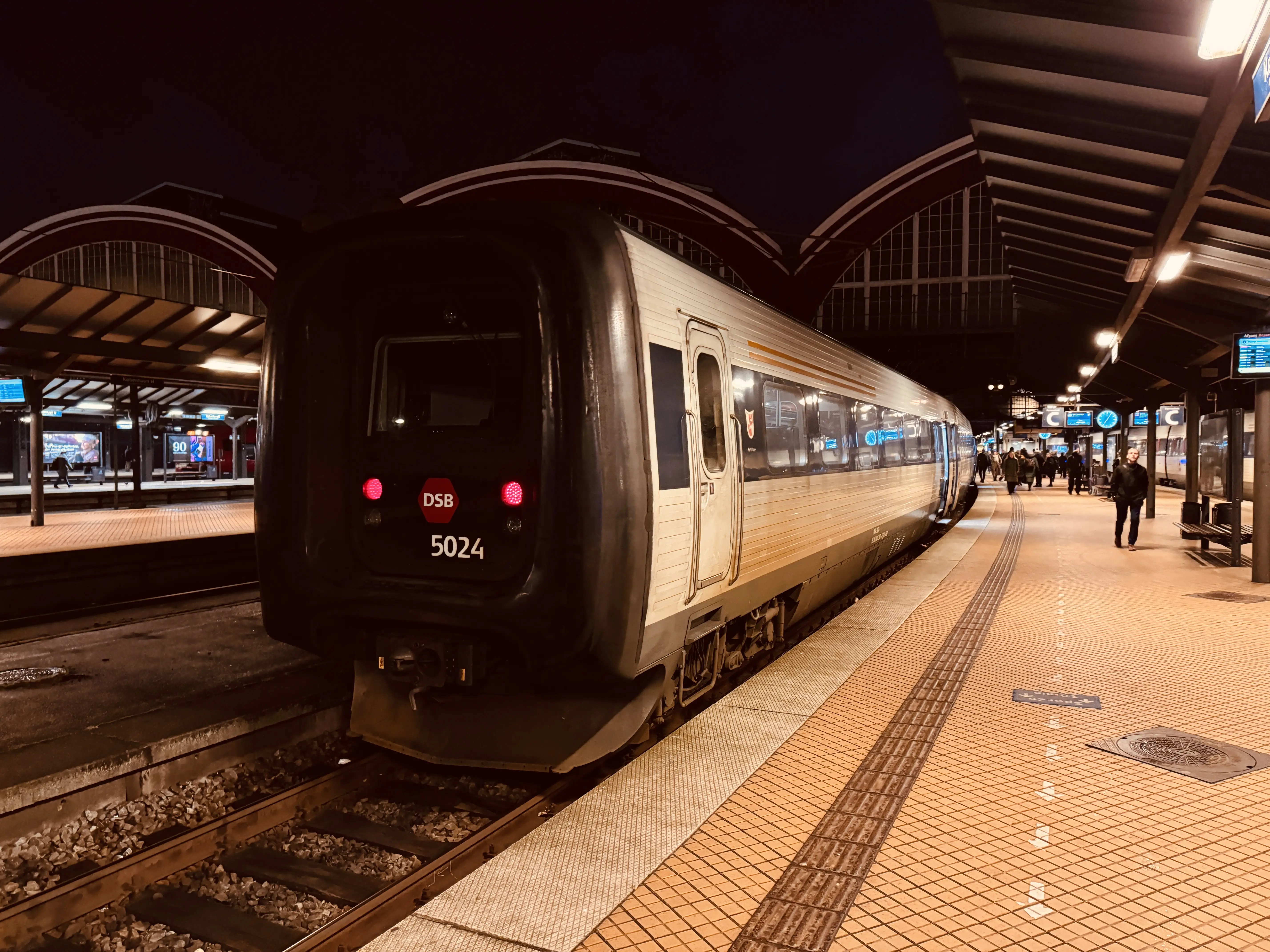 Billede af DSB MF 5024 fotograferet ud for København Hovedbanegård.