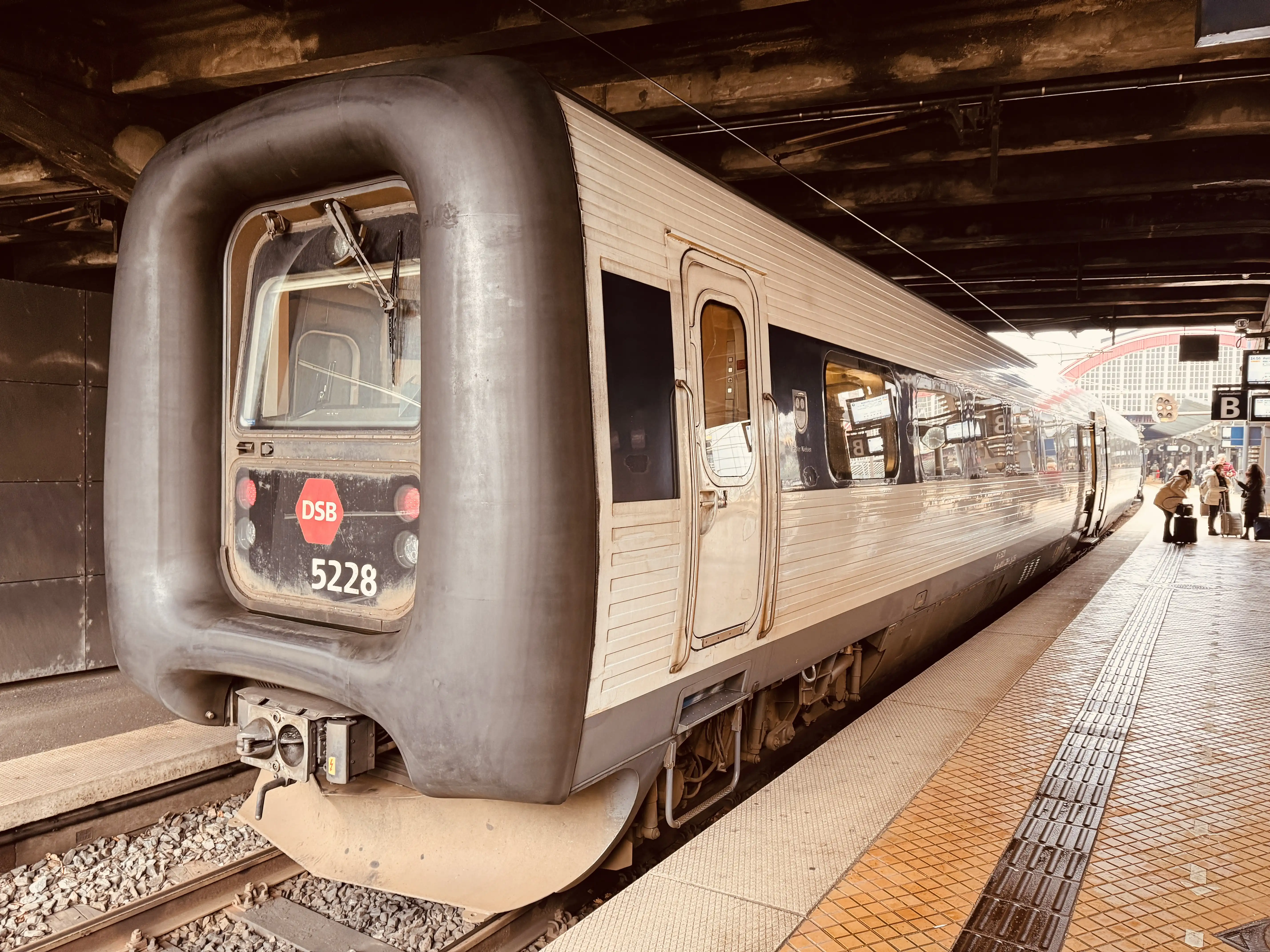 Billede af DSB MF 5028 fotograferet ud for København Hovedbanegård.