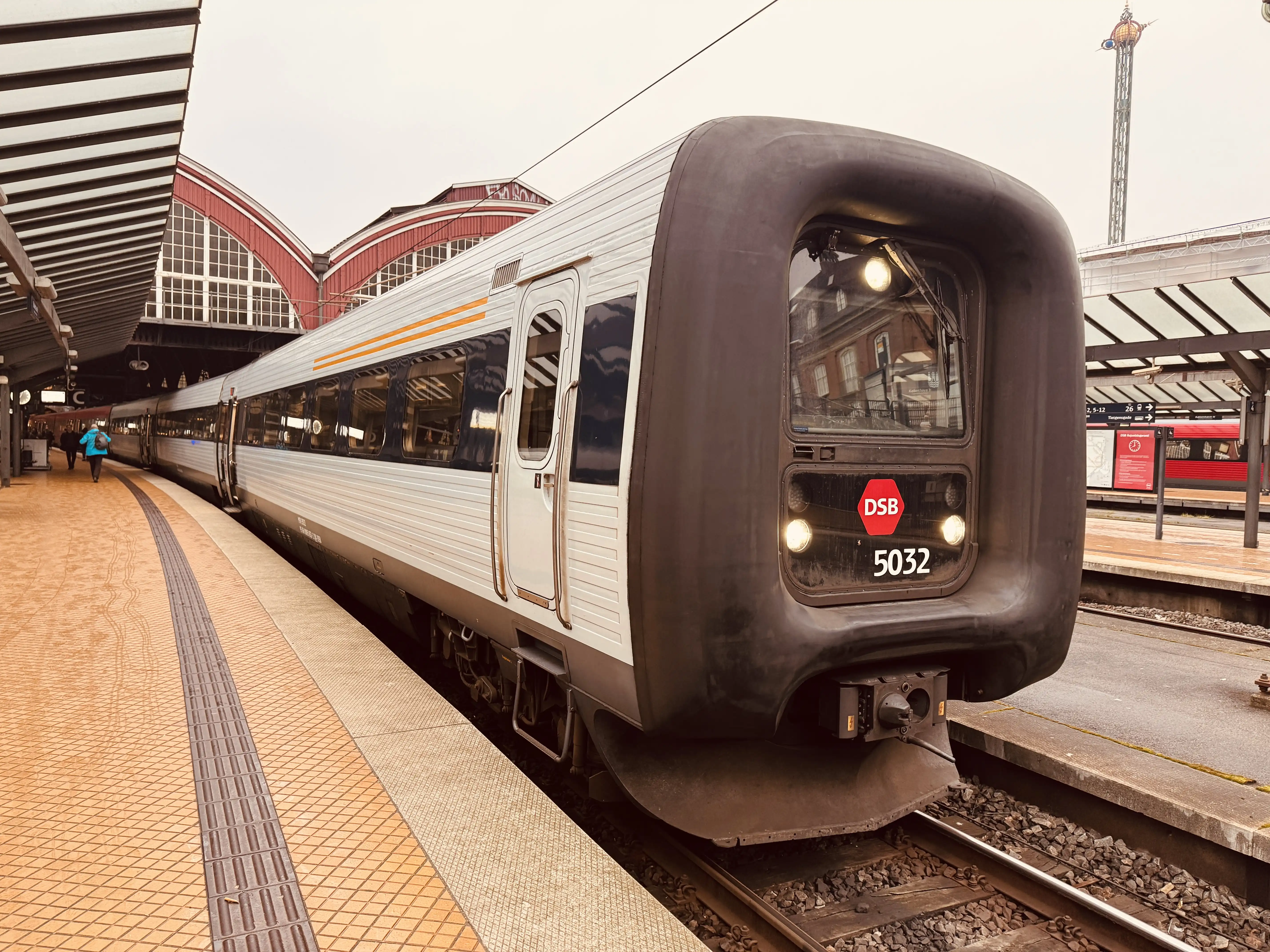 Billede af DSB MF 5032 fotograferet ud for København Hovedbanegård.