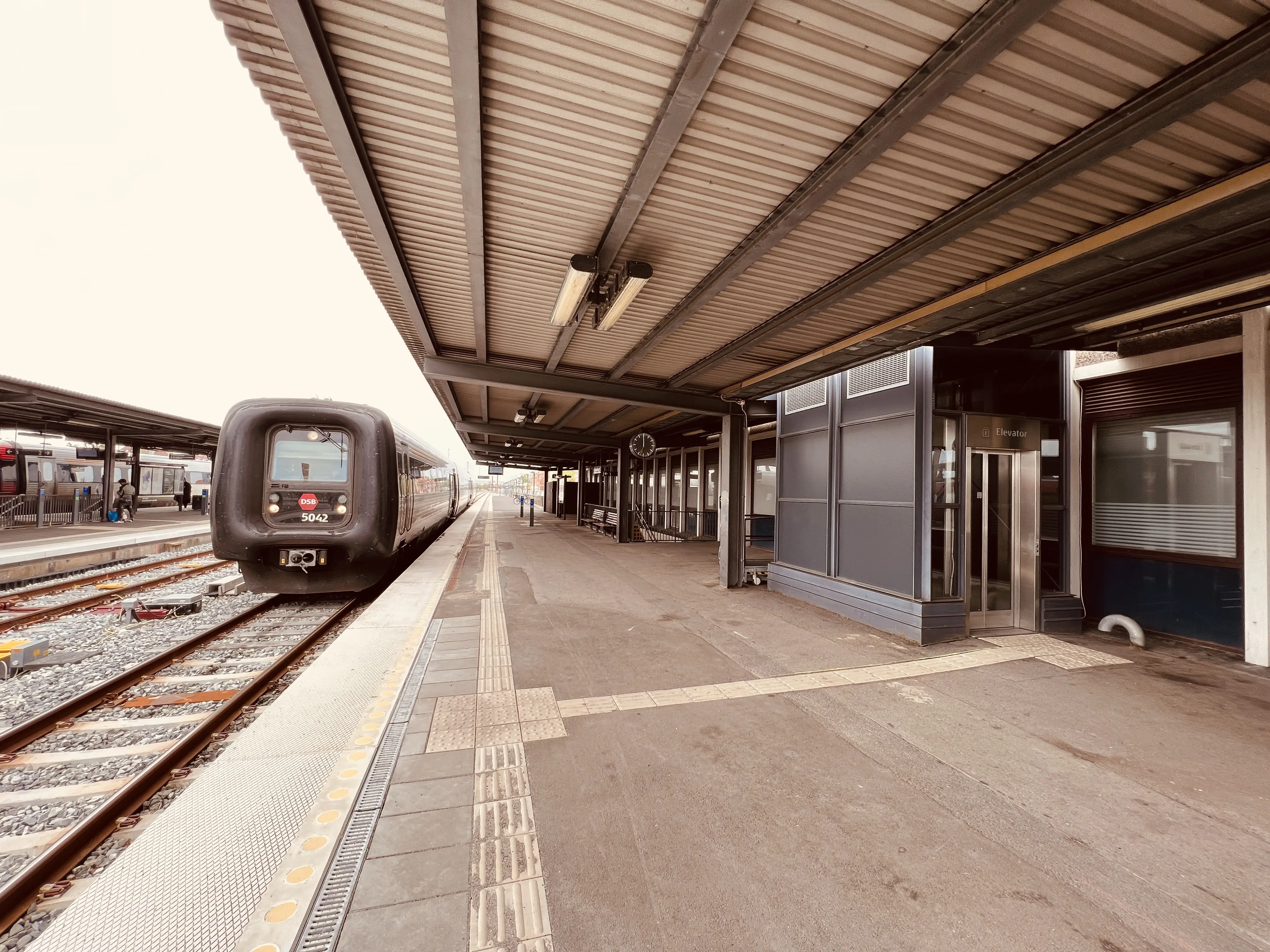 Billede af DSB MF 5042 fotograferet ud for Nykøbing Falster Station. Billede af DSB MF 5042 fotograferet ud for Nykøbing Falster Station.