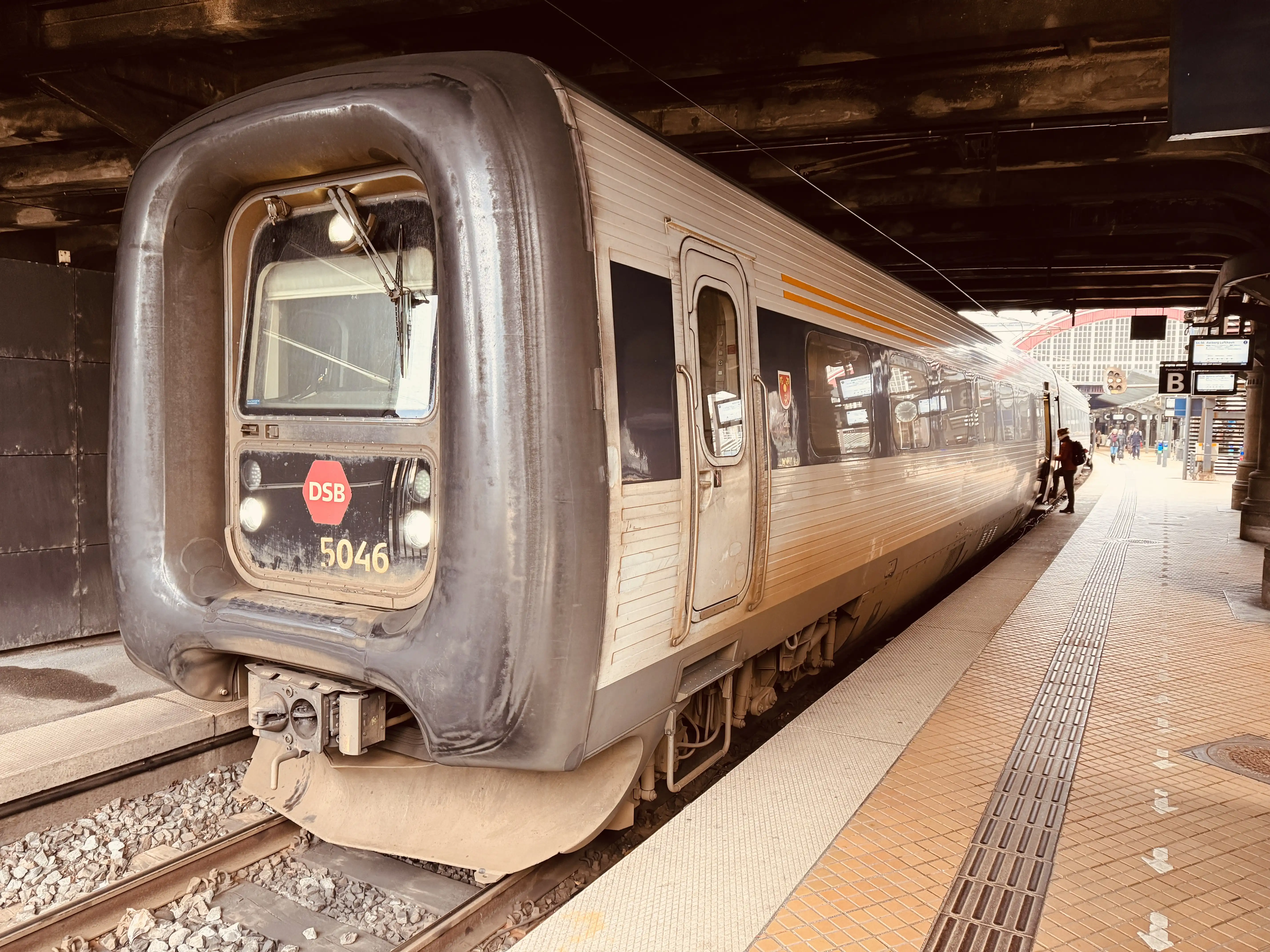 Billede af DSB MF 5046 fotograferet ud for København Hovedbanegård.