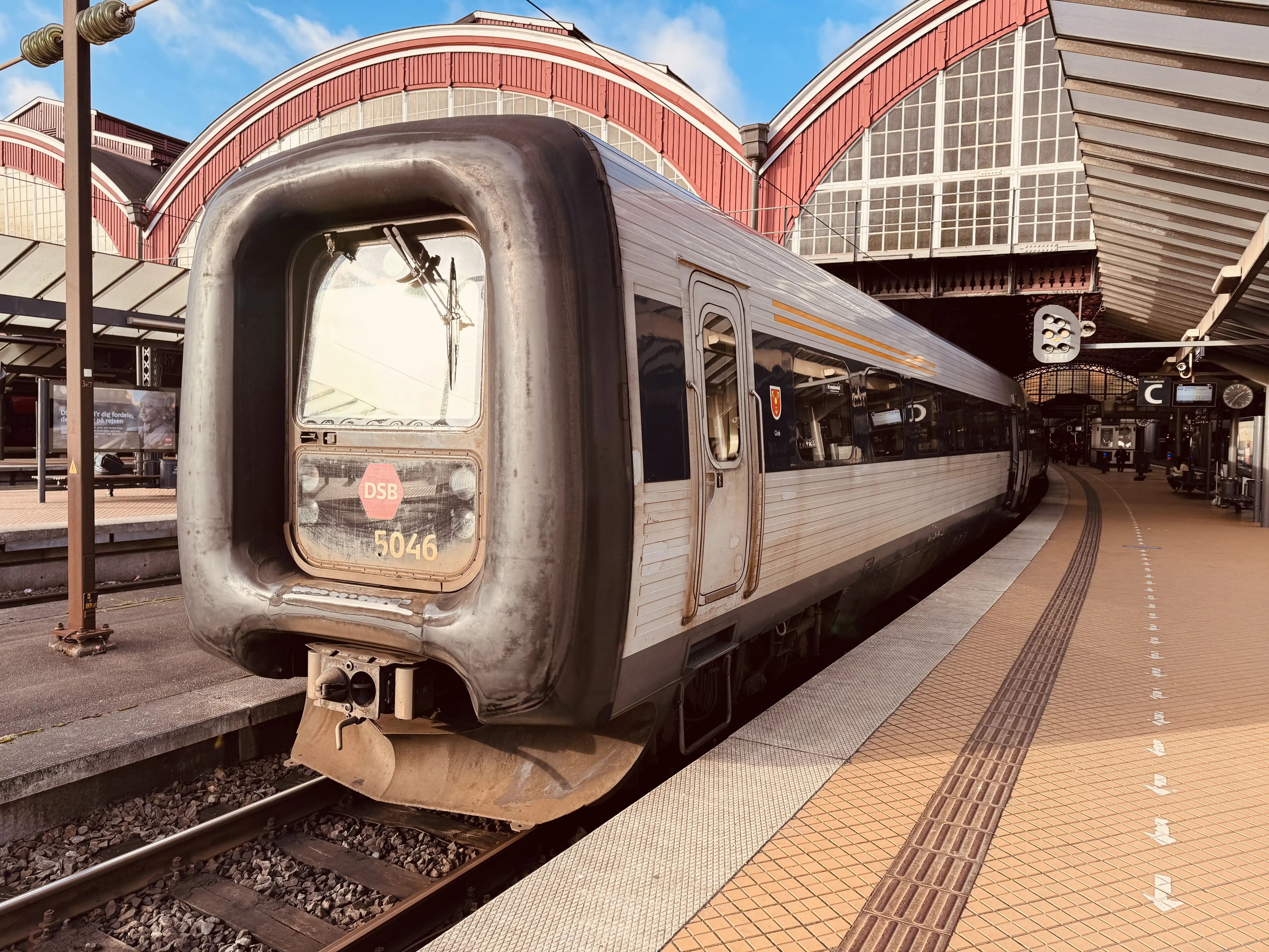 Billede af DSB MF 5046 fotograferet ud for København Hovedbanegård.