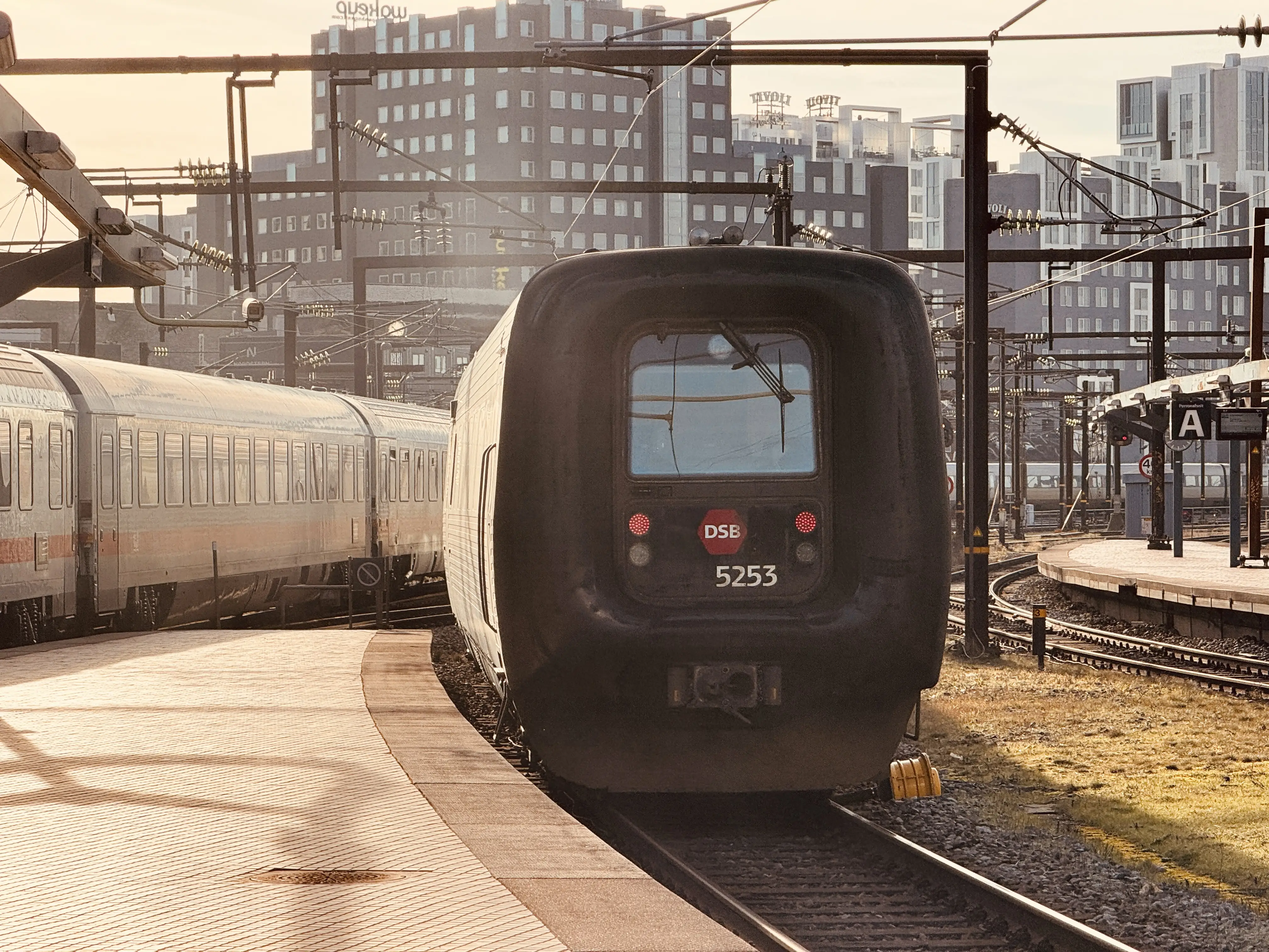 Billede af DSB MF 5053 fotograferet ud for København Hovedbanegård.