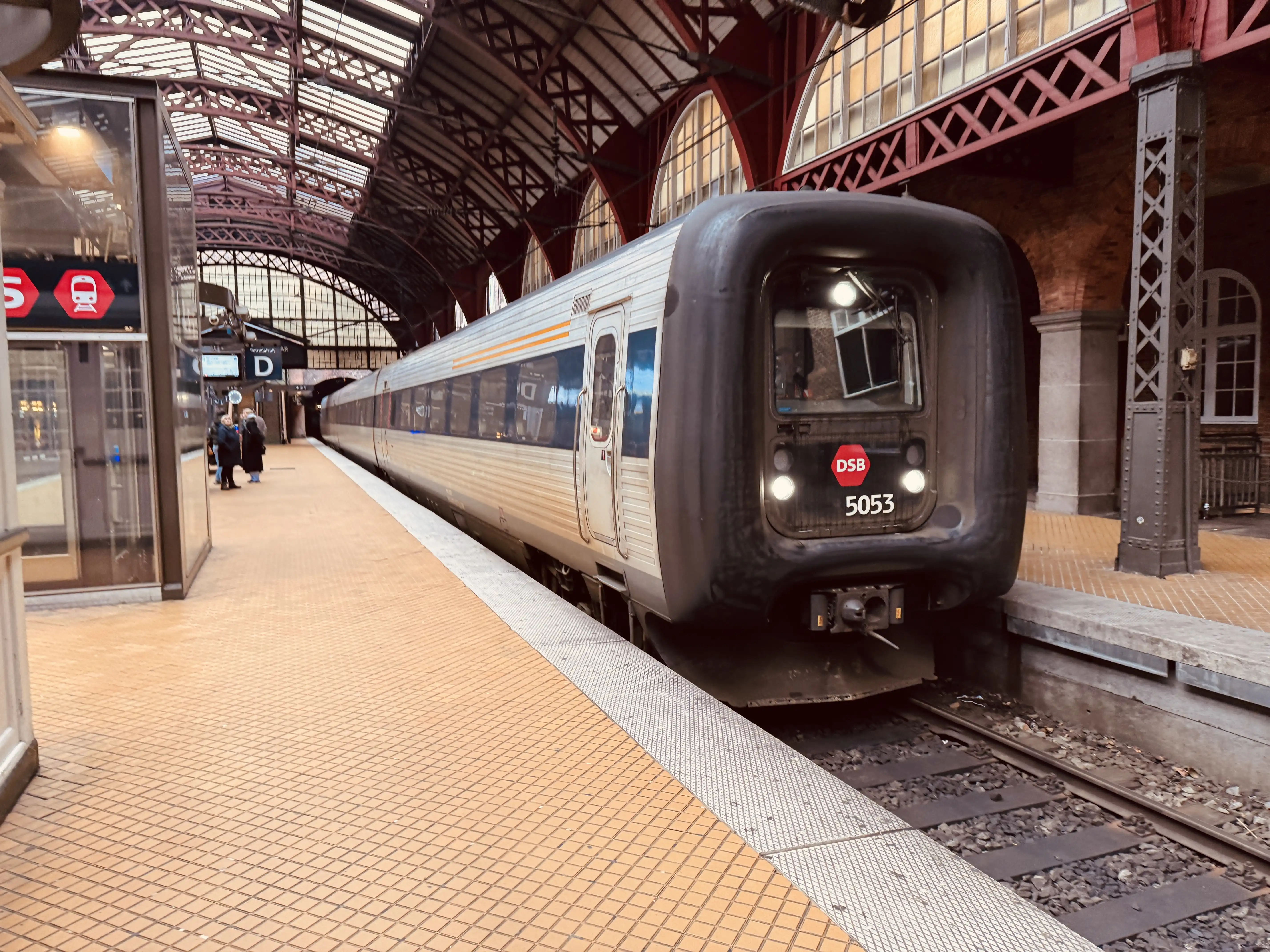 Billede af DSB MF 5053 fotograferet ud for København Hovedbanegård.