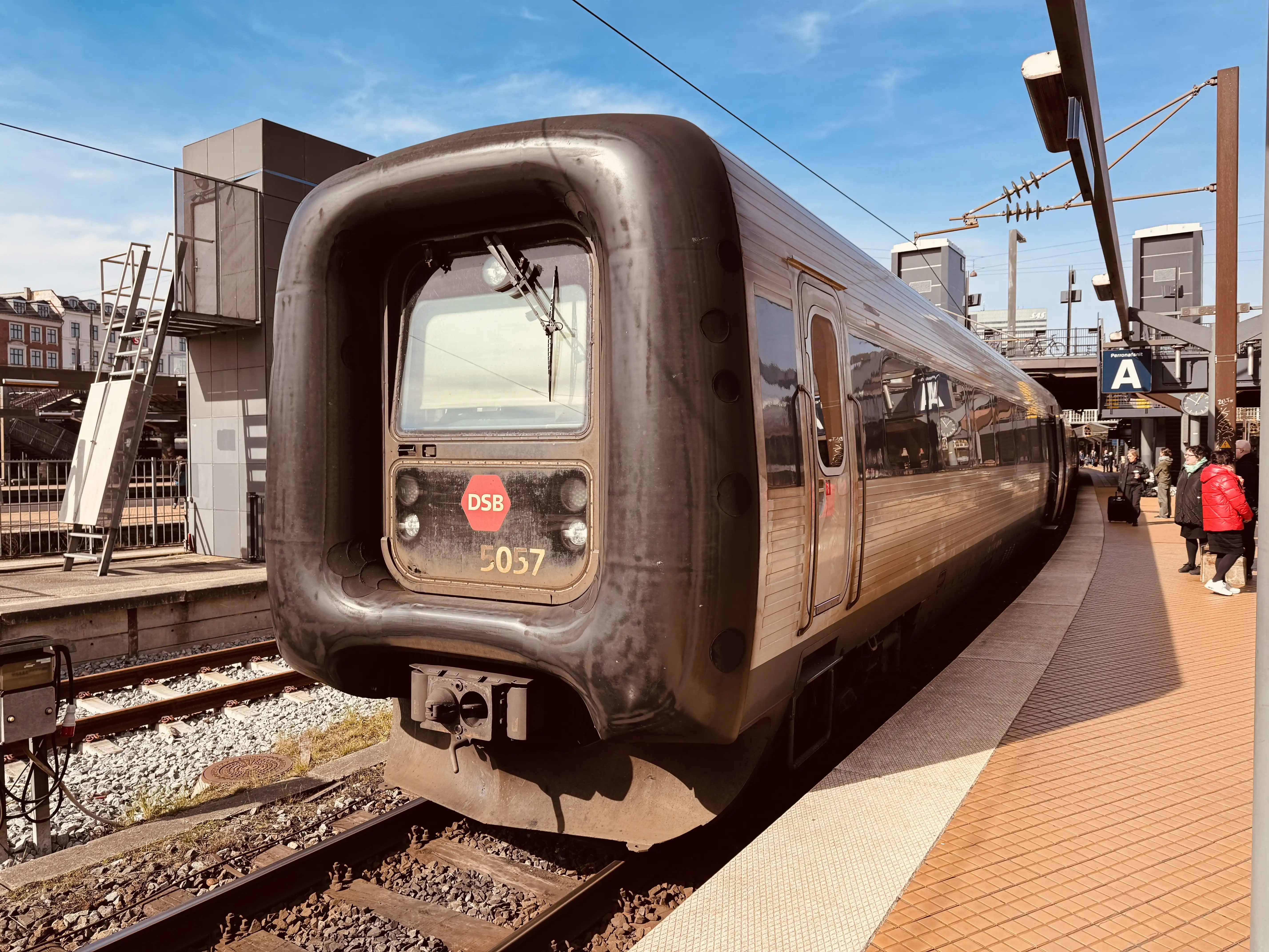 Billede af DSB MF 5057 fotograferet ud for København Hovedbanegård.