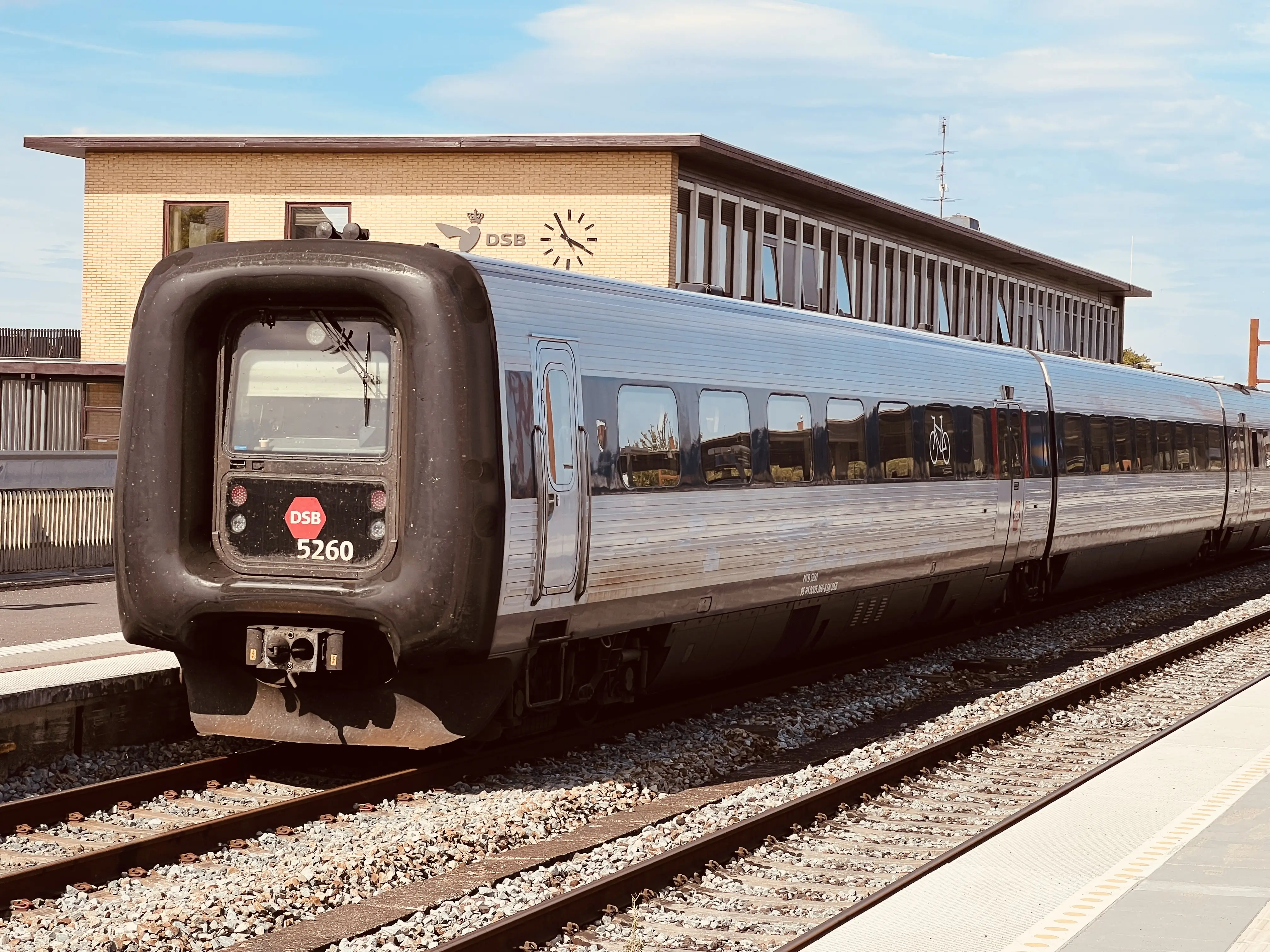 Billede af DSB MF 5060 fotograferet ud for Nykøbing Falster Station. Billede af DSB MF 5060 fotograferet ud for Nykøbing Falster Station.