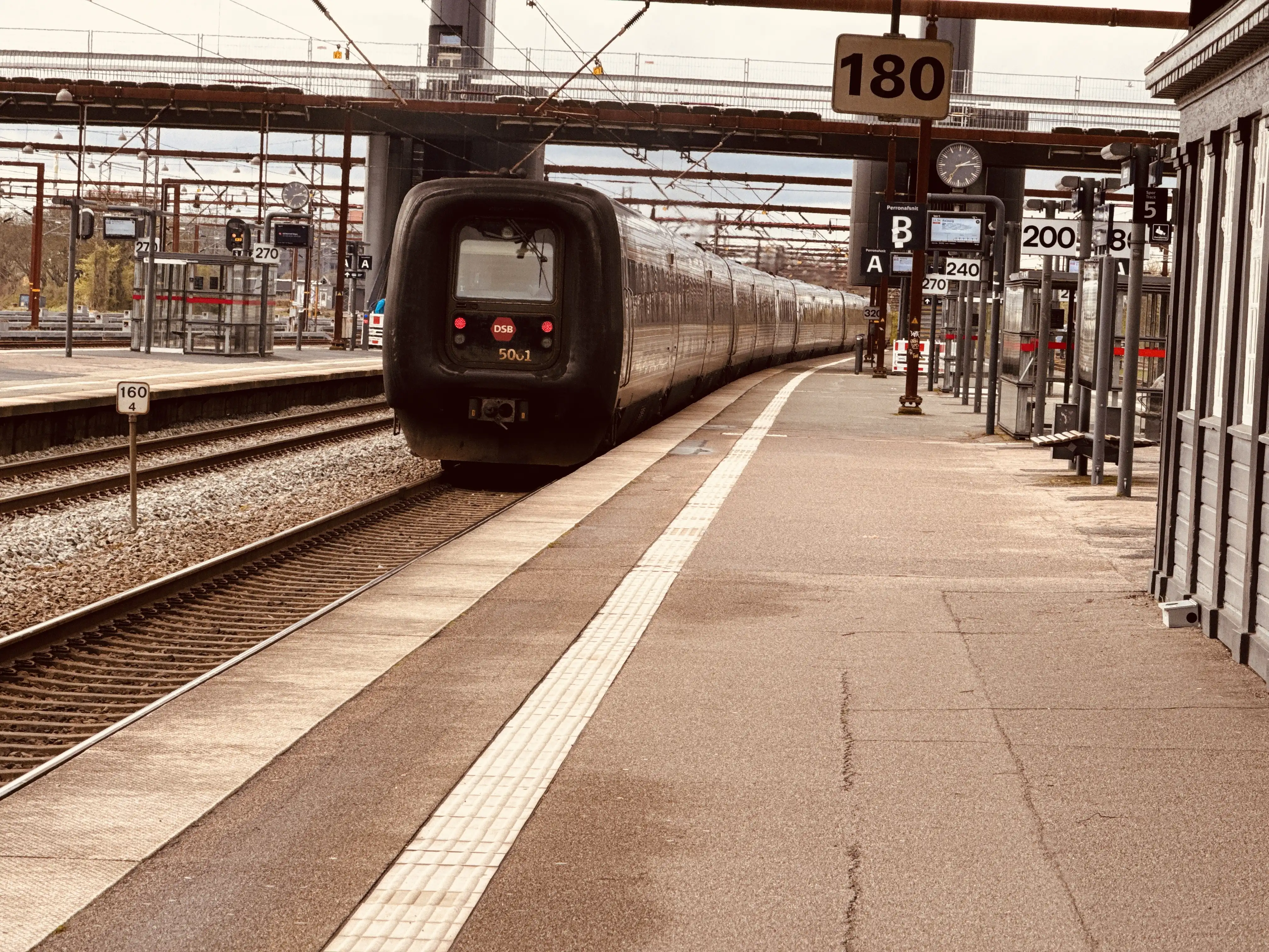 Billede af DSB MF 5061 fotograferet ud for Odense Banegård Center.