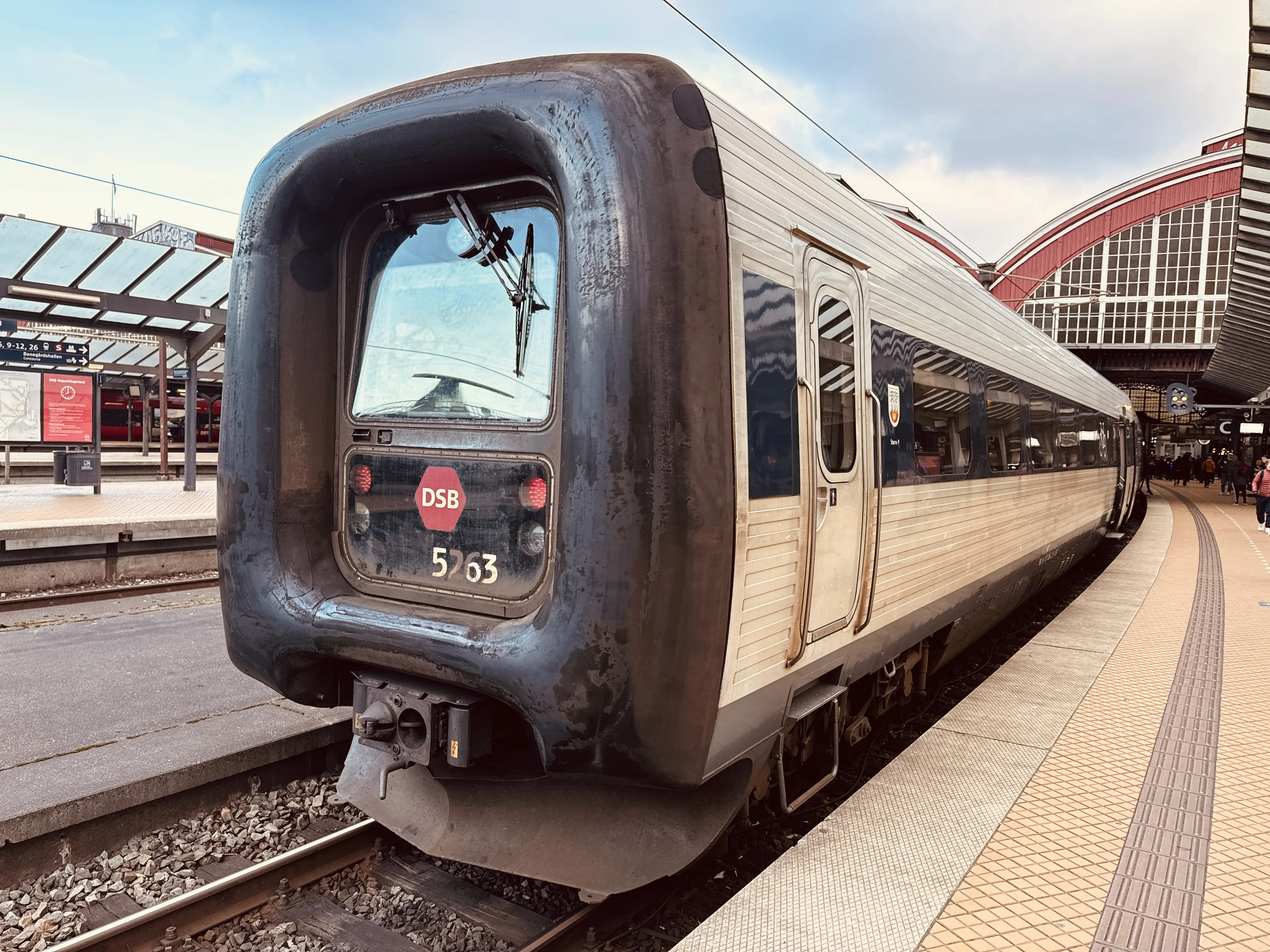 Billede af DSB MF 5063 fotograferet ud for København Hovedbanegård.