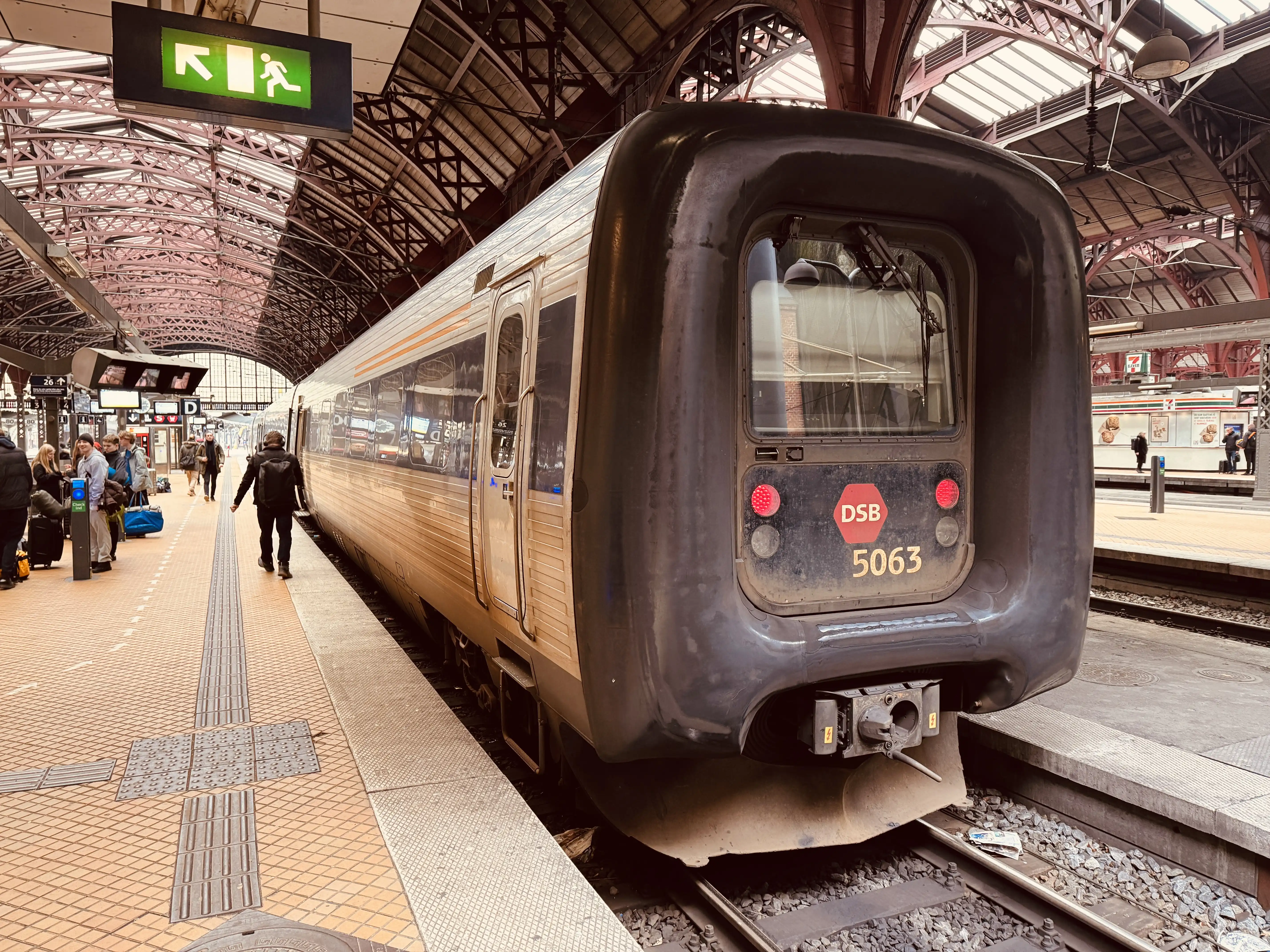 Billede af DSB MF 5063 fotograferet ud for København Hovedbanegård.