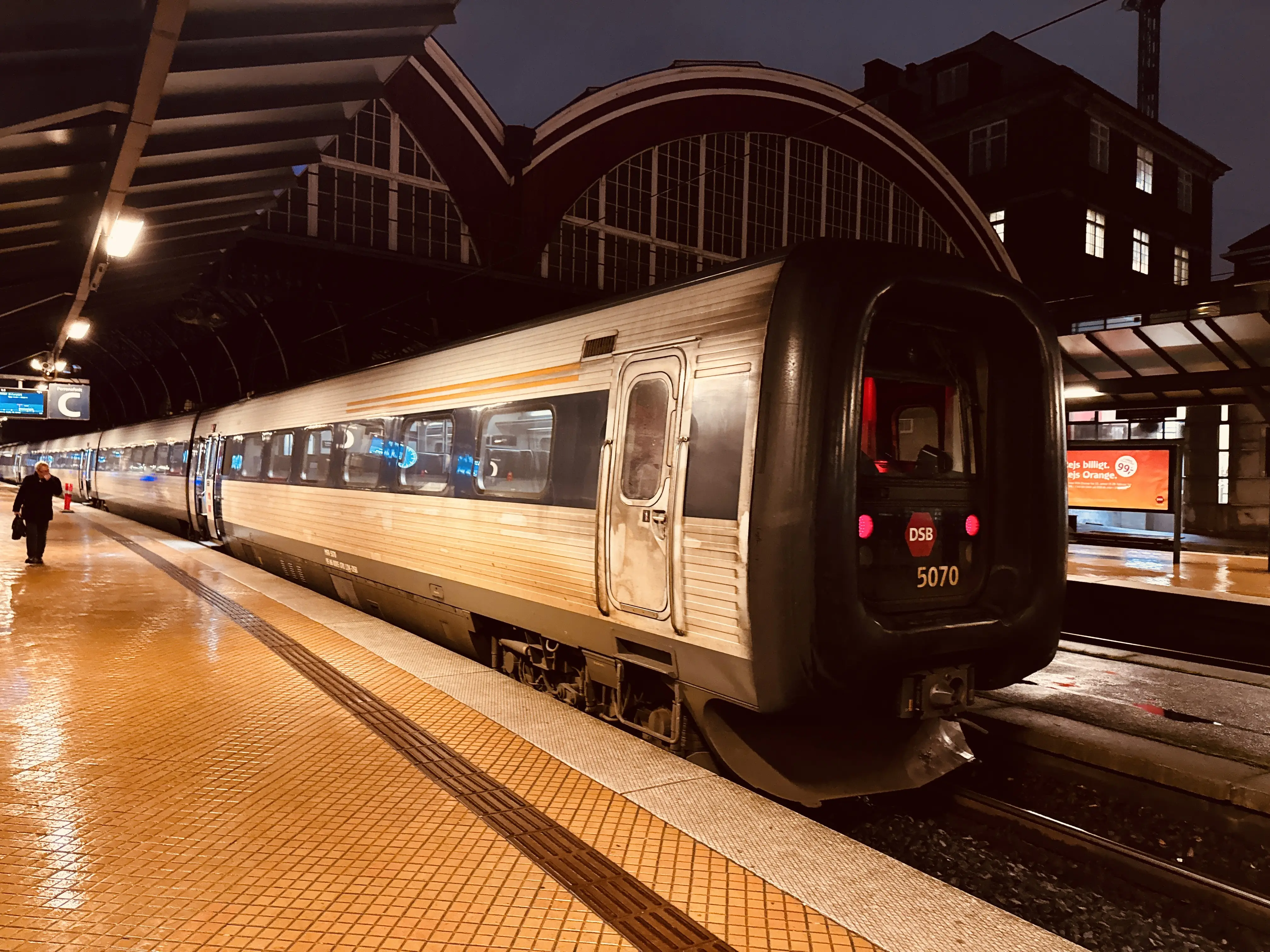 Billede af DSB MF 5070 fotograferet ud for København Hovedbanegård.