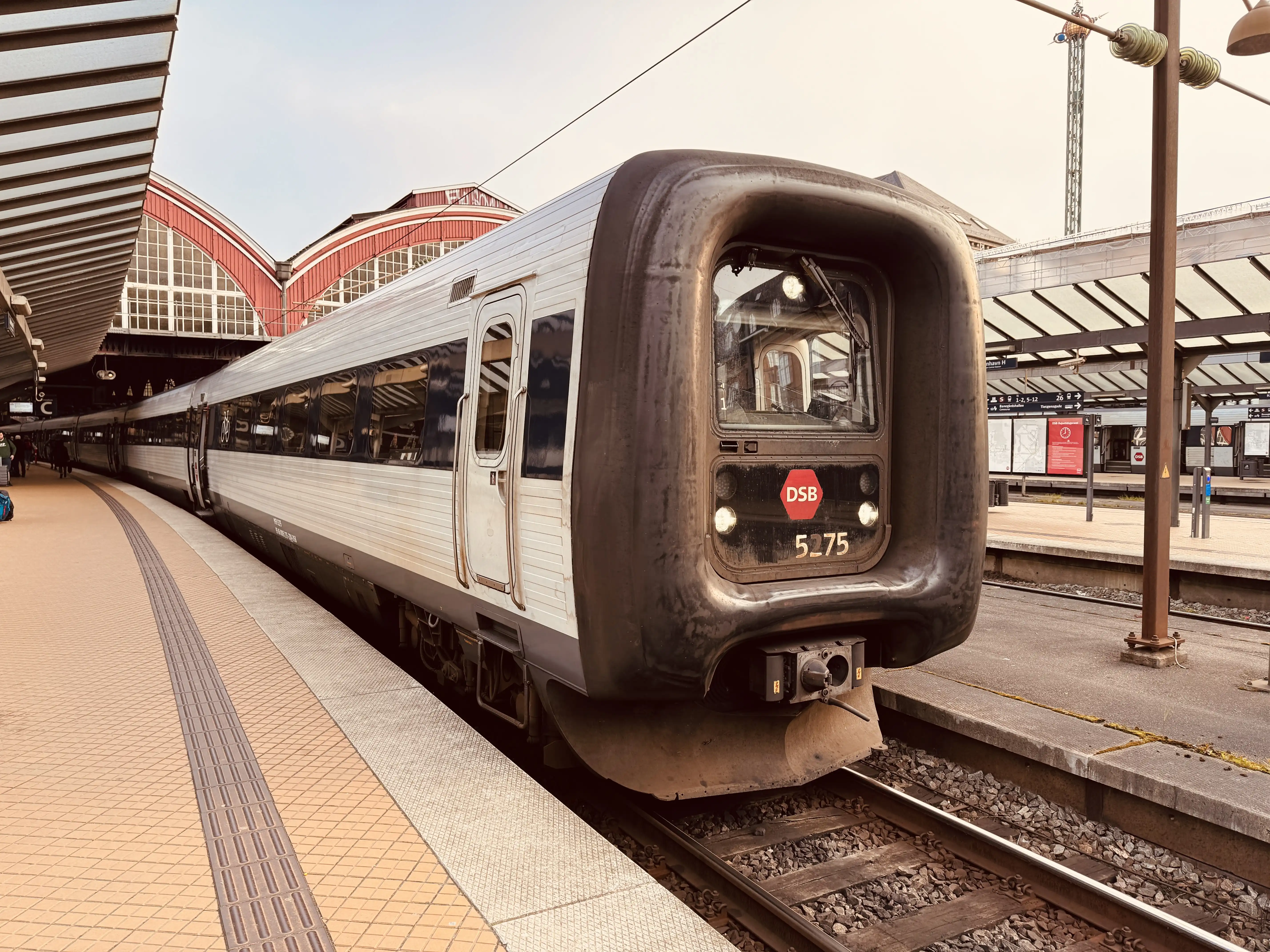 Billede af DSB MF 5075 fotograferet ud for København Hovedbanegård.