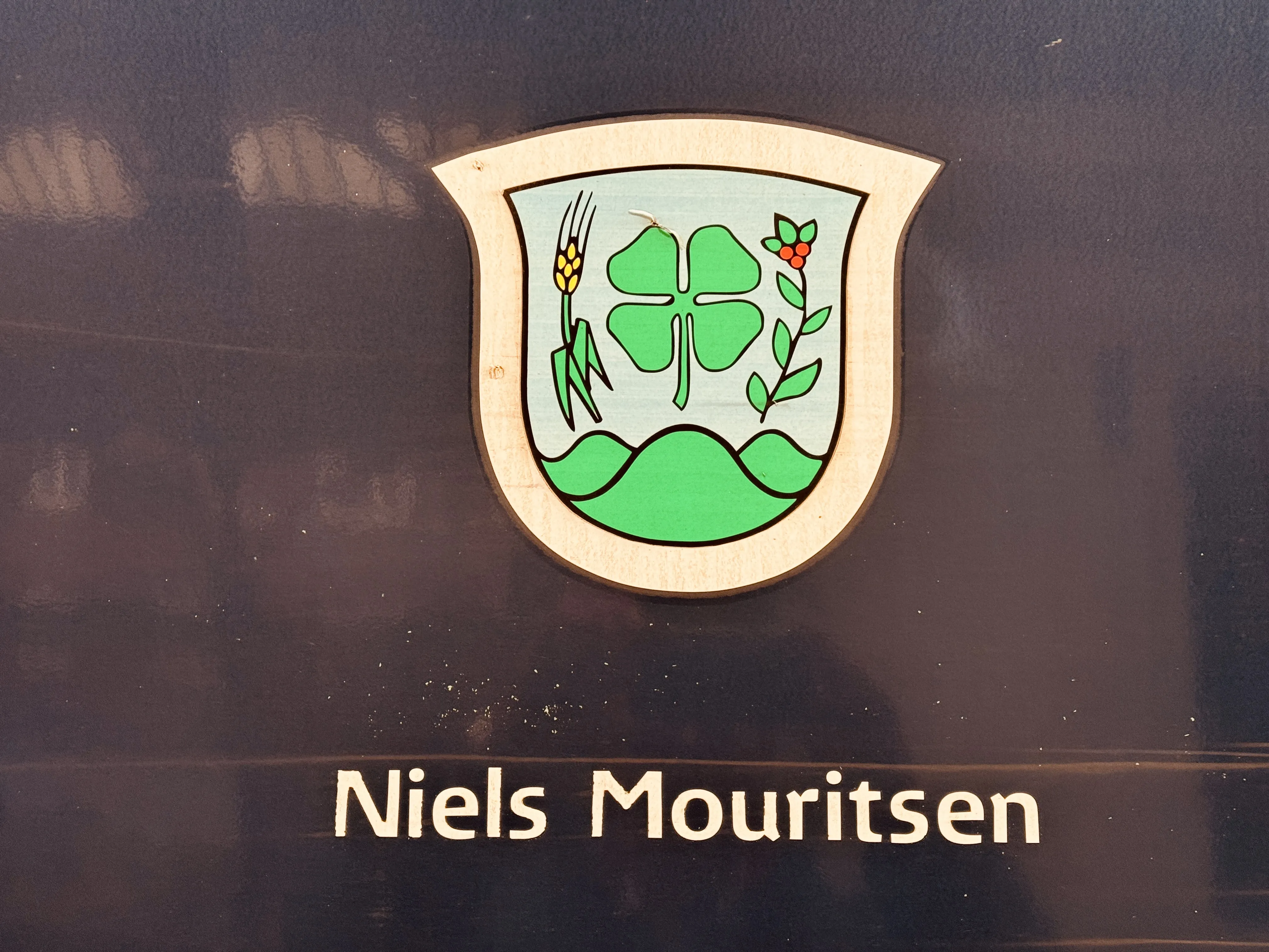 Billede af Vildbjergs byvåben og navngivet "Niels Mouritsen" på siden af DSB MF 5095 fotograferet ud for København Hovedbanegård.