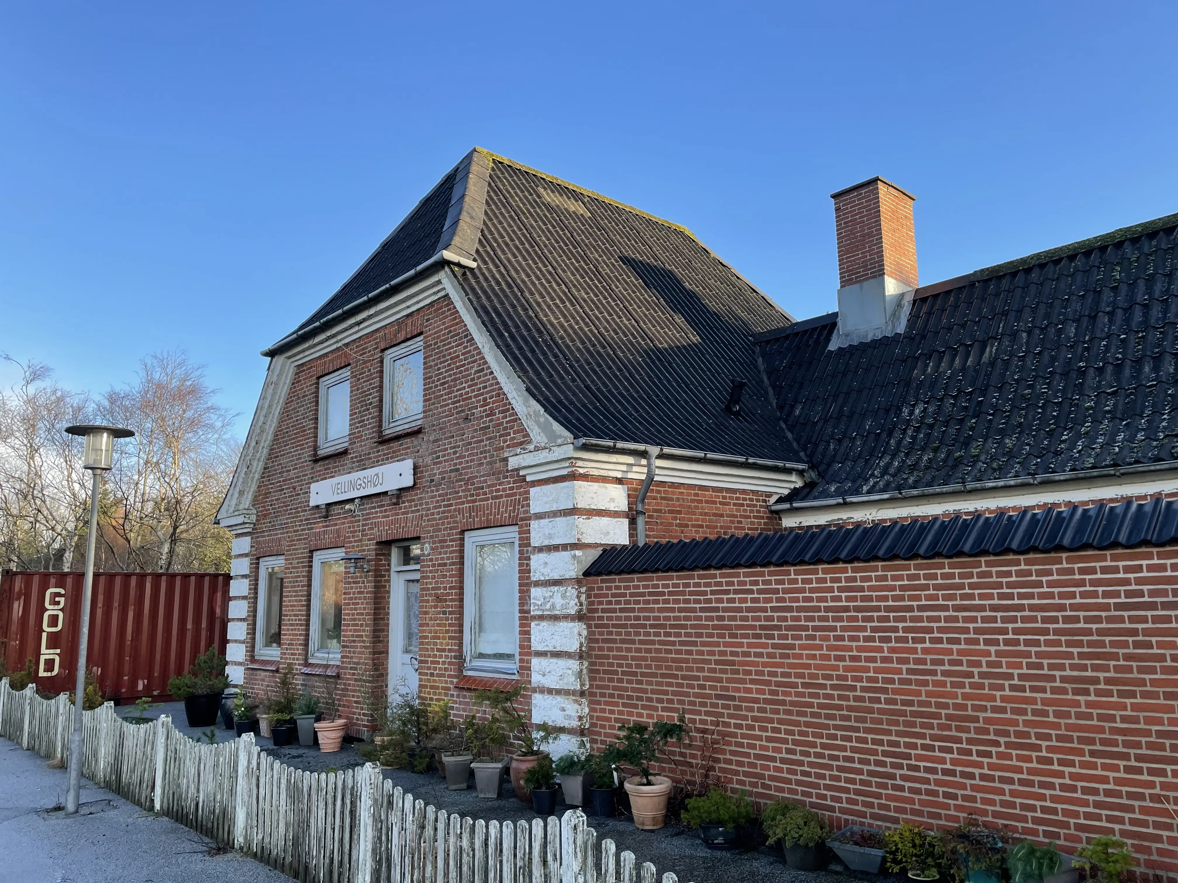 Billede af Vellingshøj Station set fra sporsiden.