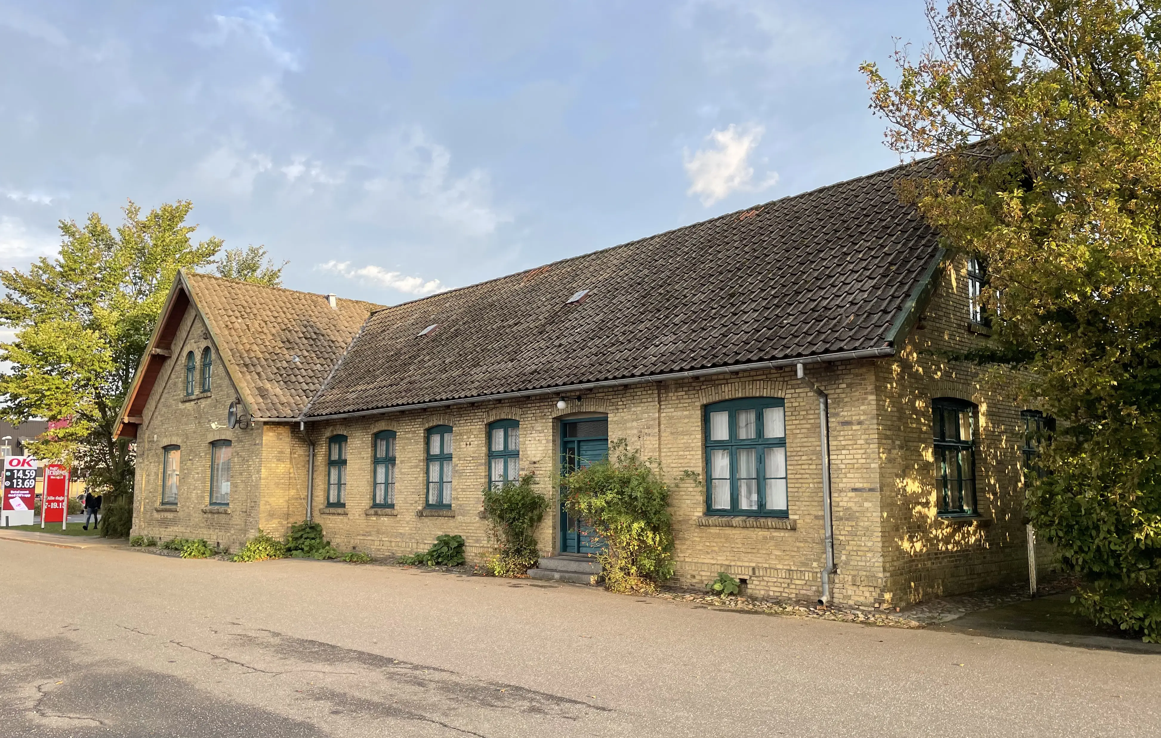 Billede af Skovsgård Station set fra vejsiden. Billede af Skovsgård Station set fra vejsiden.