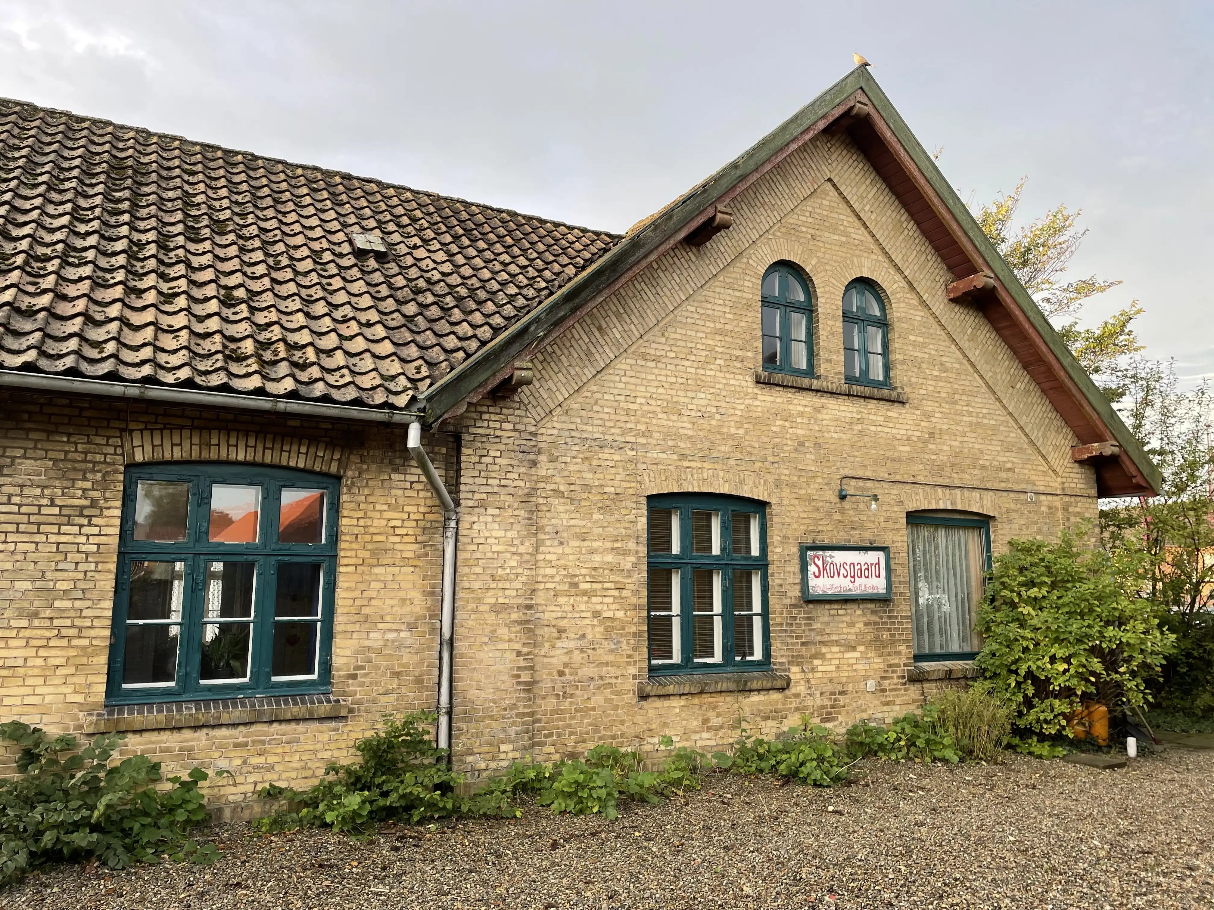 Billede af Skovsgård Station set fra sporsiden, men sporene er ikke lenger Billede af Skovsgård Station set fra sporsiden, men sporene er ikke lenger