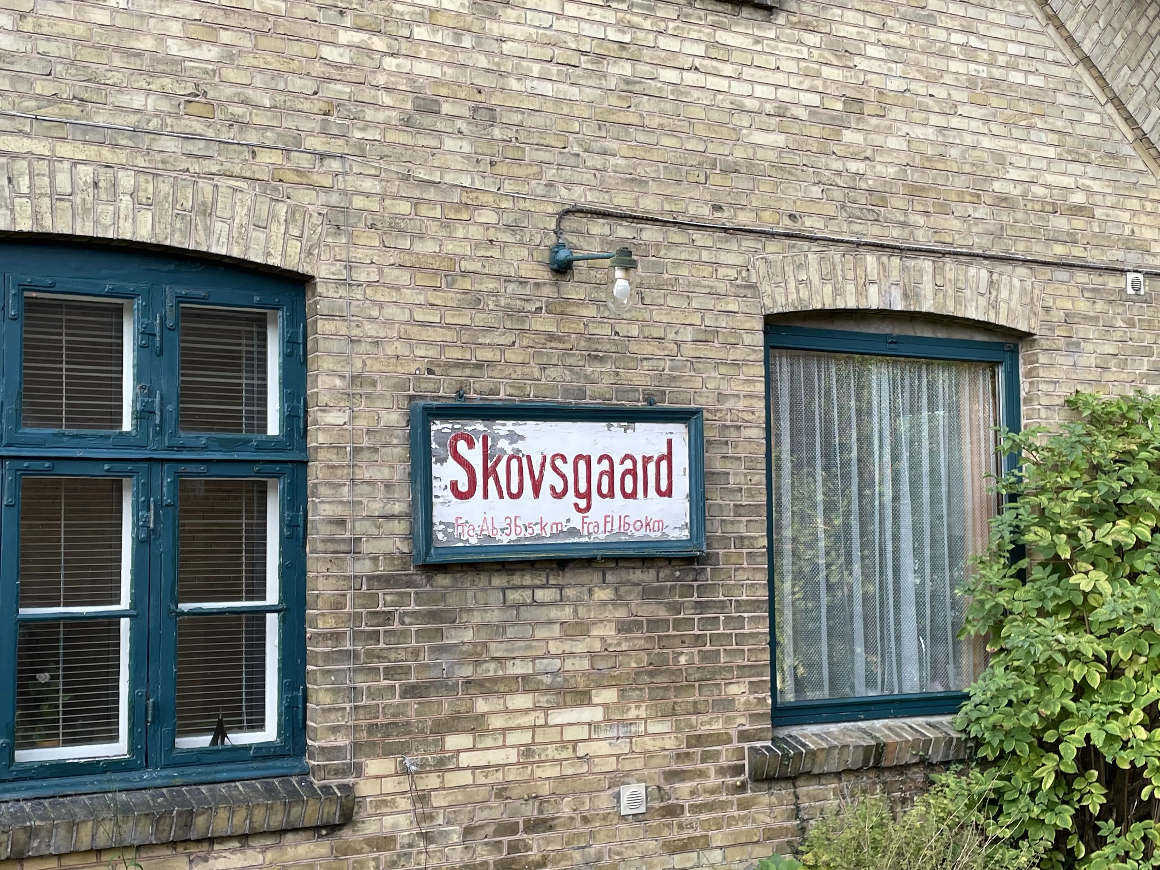 Billede af Skovsgård Station set fra sporsiden. Billede af Skovsgård Station set fra sporsiden.