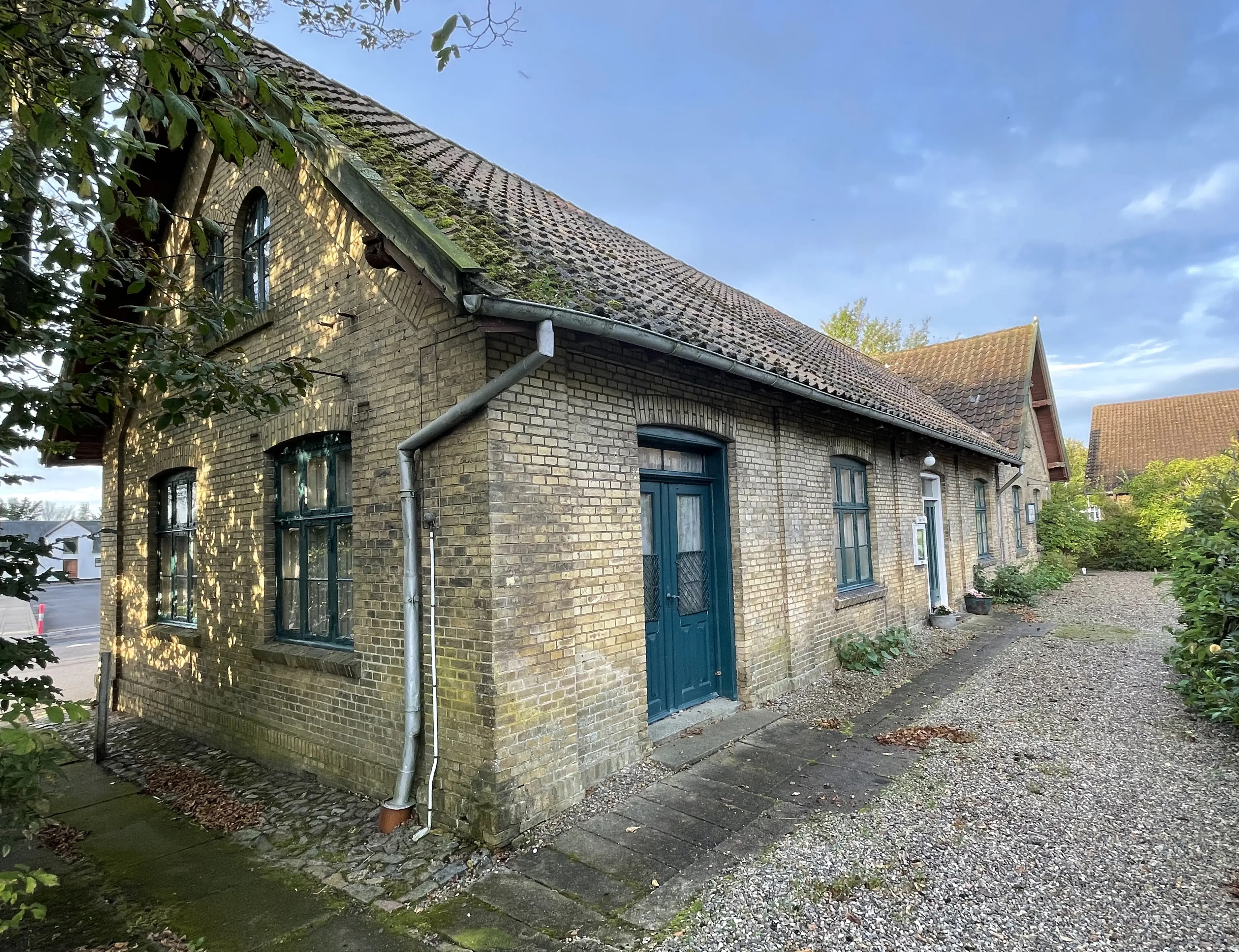 Billede af Skovsgård Station set fra sporsiden. Billede af Skovsgård Station set fra sporsiden.