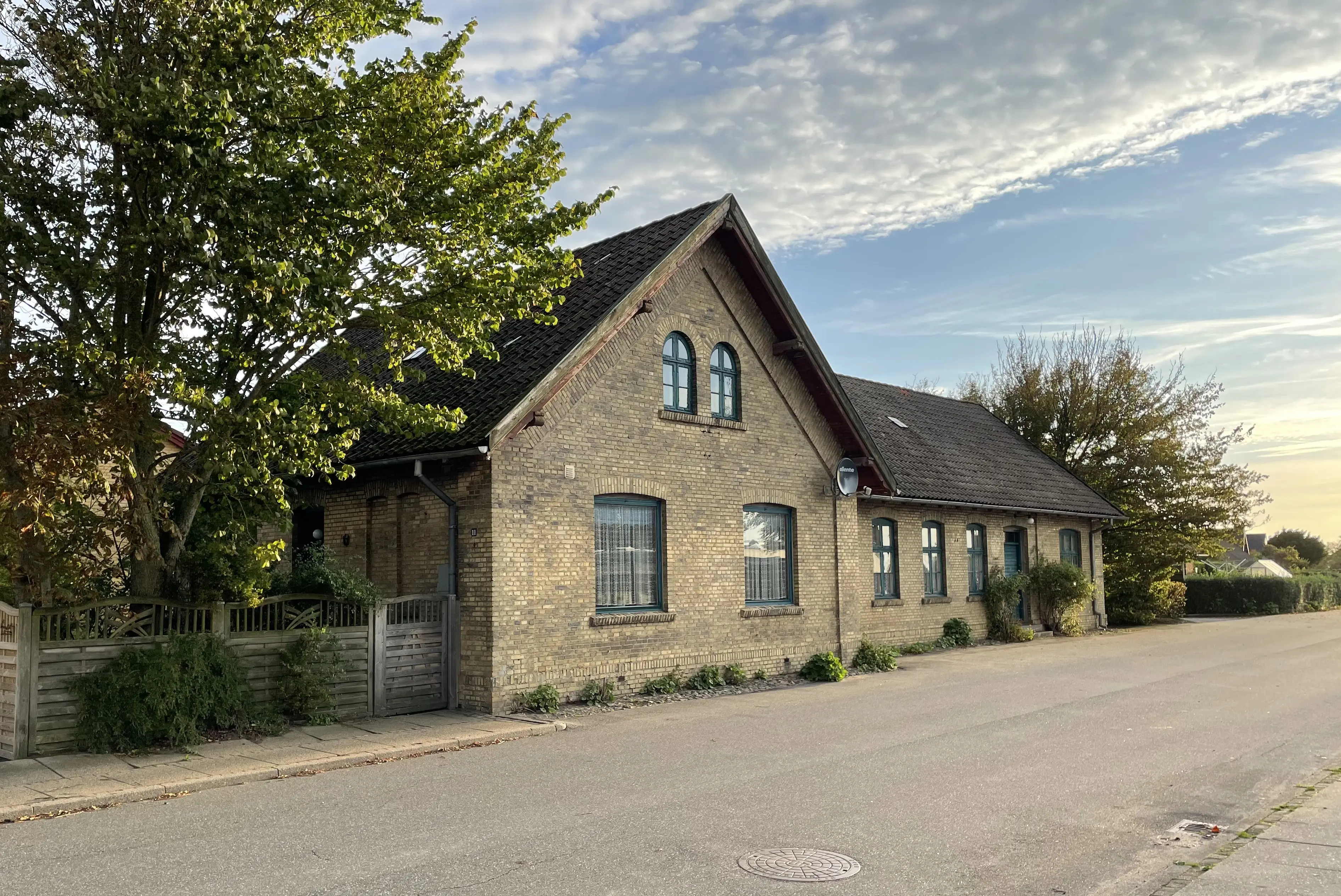 Billede af Skovsgård Station set fra vejsiden.