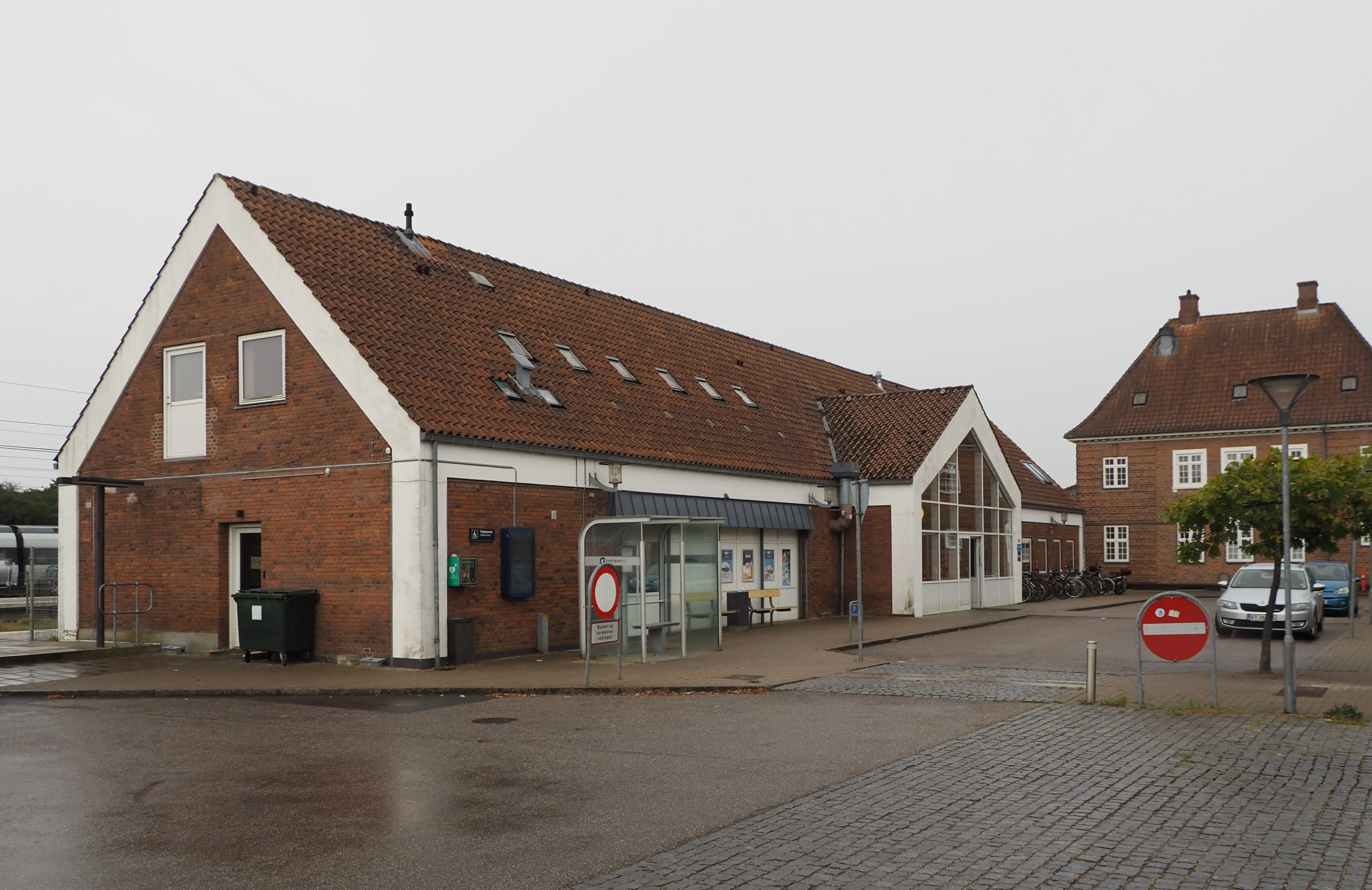 Billede af Tinglev Station set fra vejsiden.
