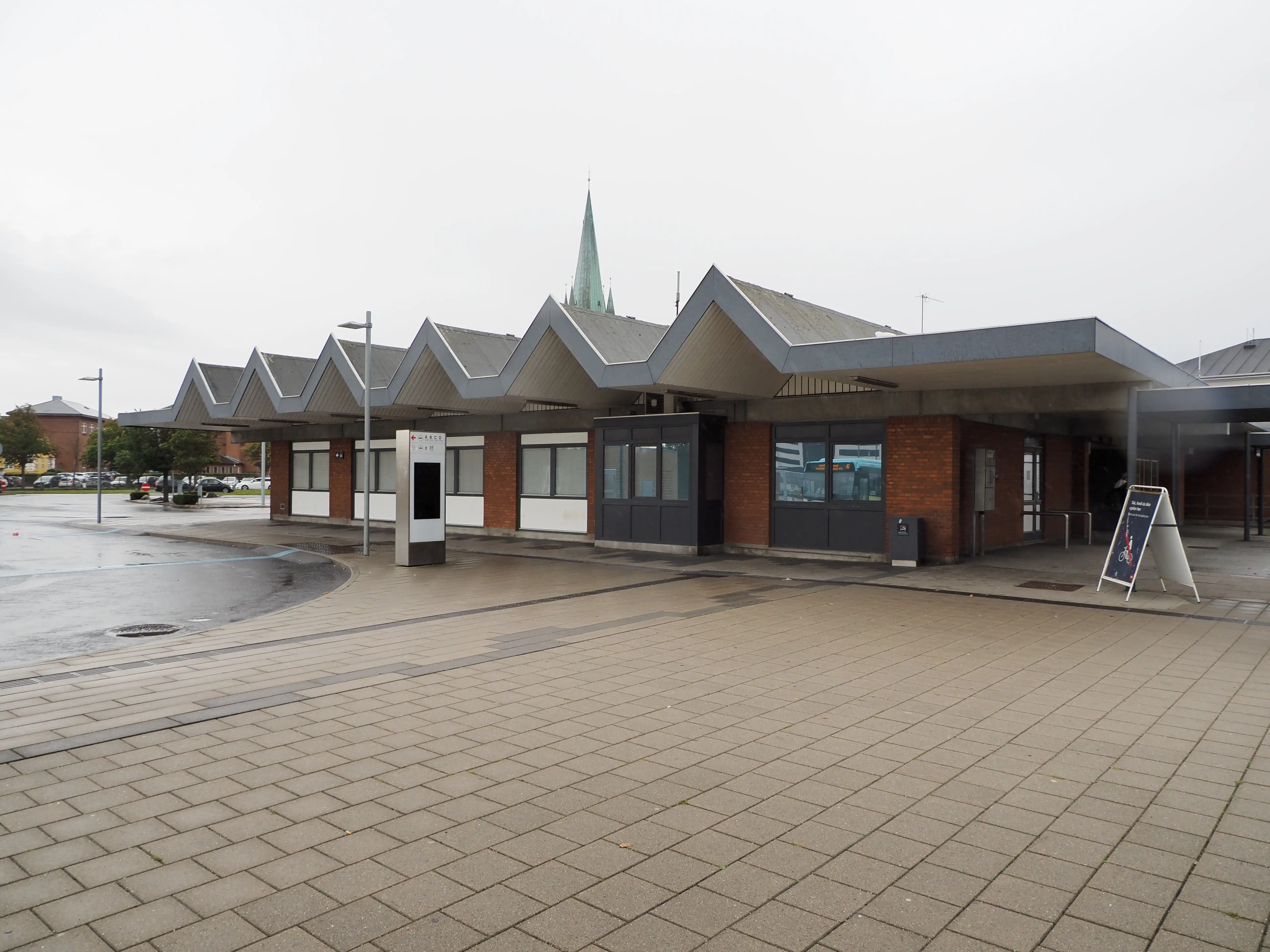 Billede af Frederikshavn Station, inngang fra bussholdeplass Billede af Frederikshavn Station, inngang fra bussholdeplass