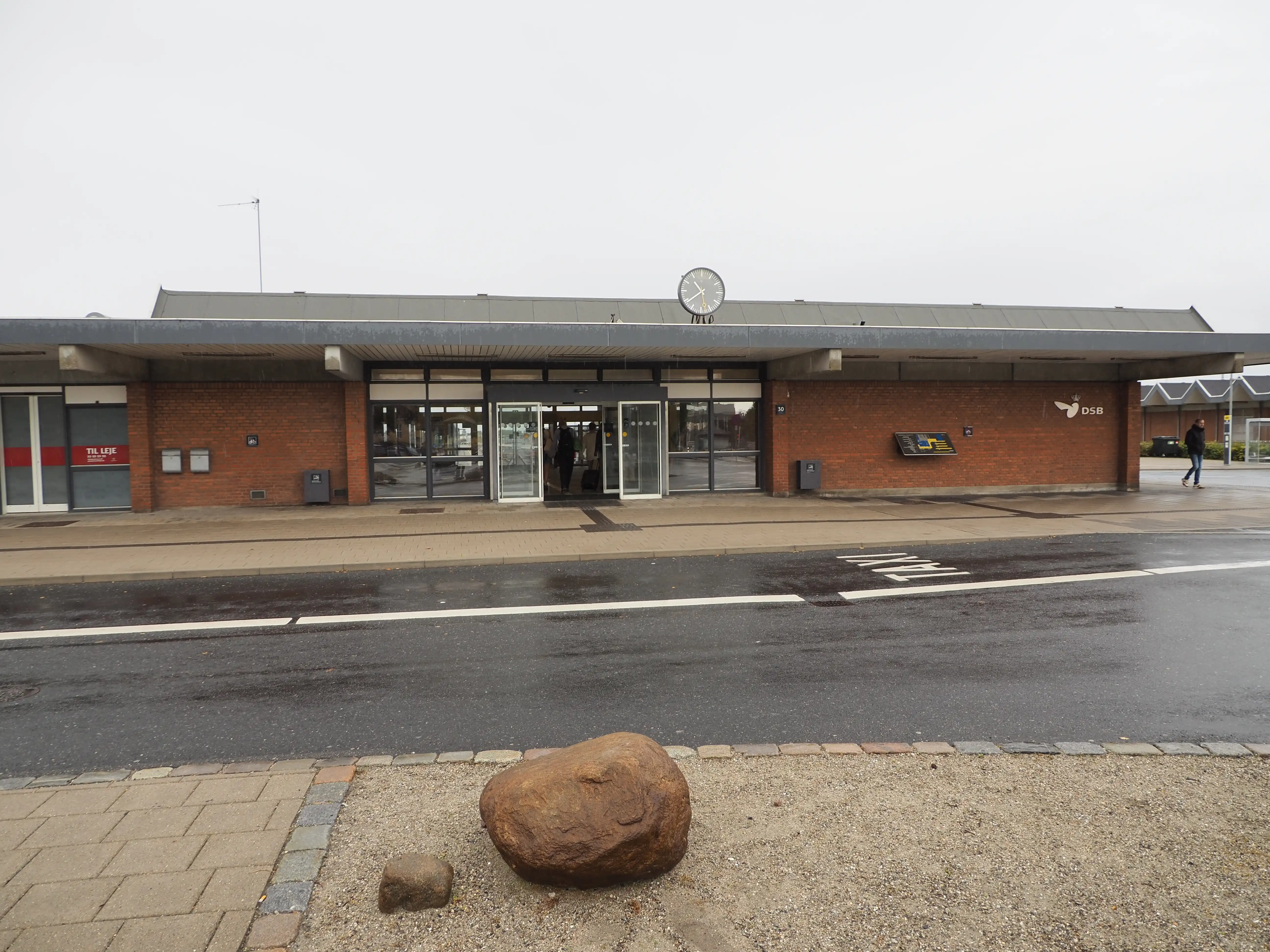 Billede af Frederikshavn Station set fra vejsiden.