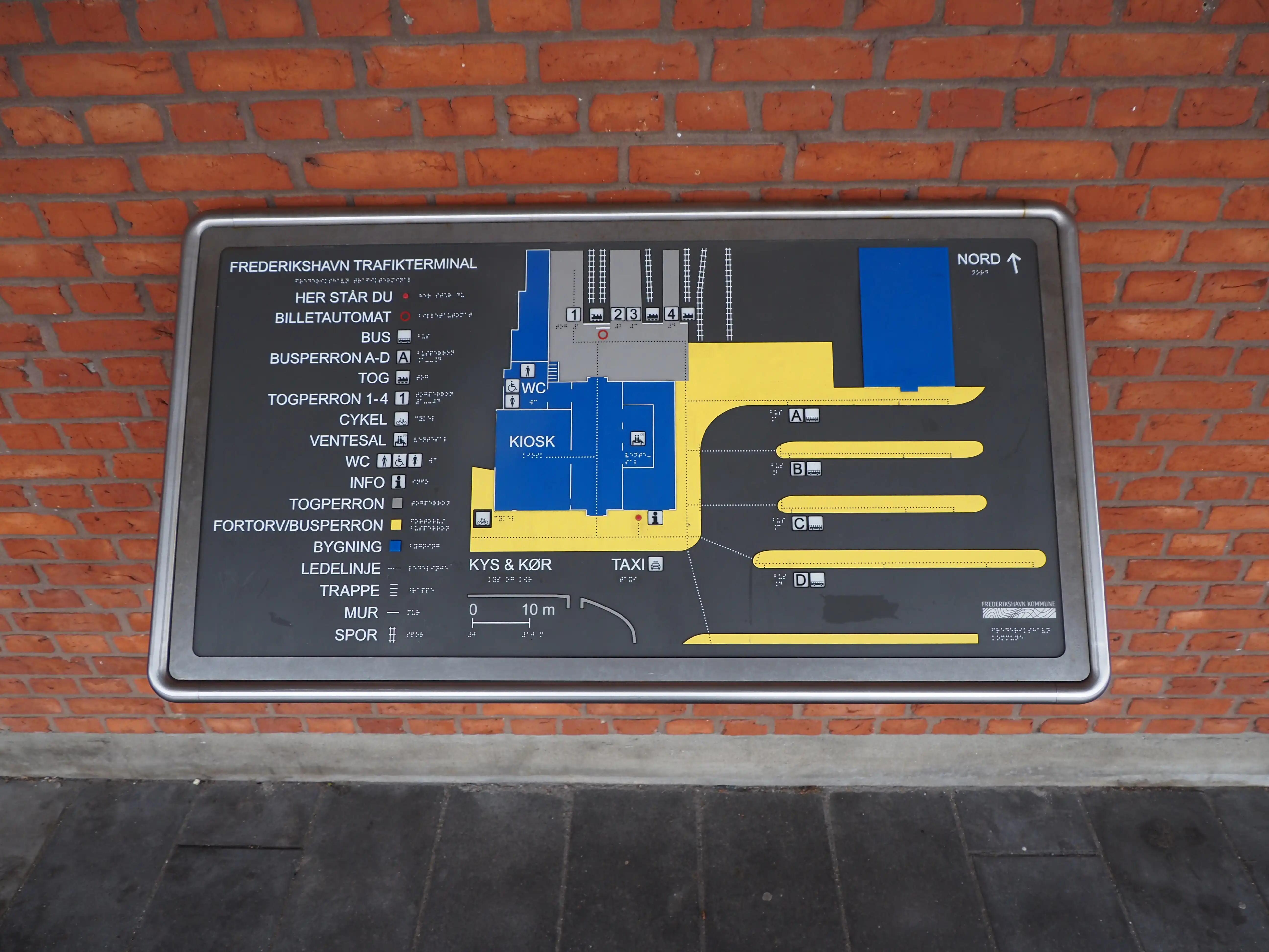 Billede af Frederikshavn Station set fra vejsiden. Informasjon og orienteringsplakat Billede af Frederikshavn Station set fra vejsiden. Informasjon og orienteringsplakat