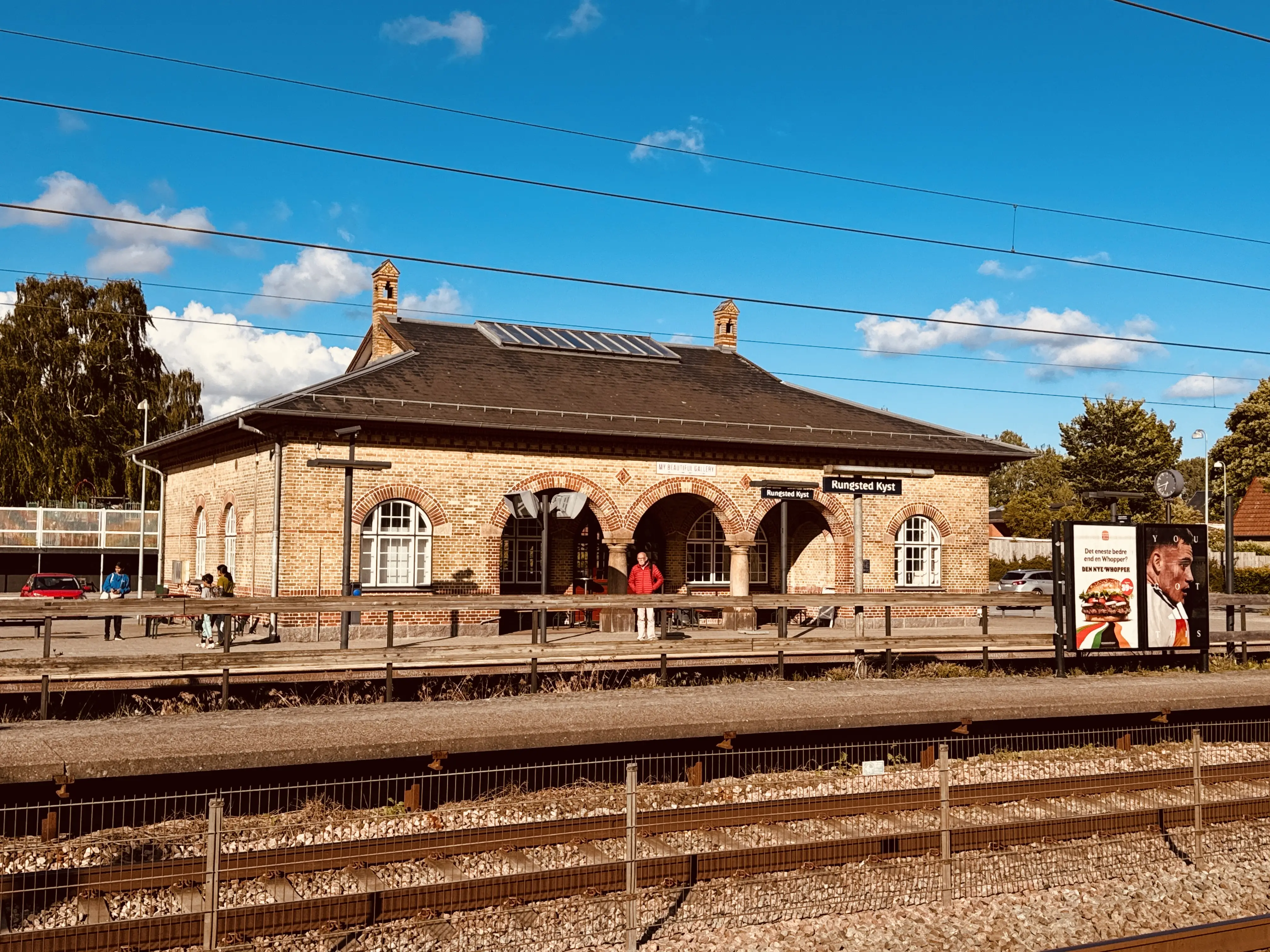 Billede af ventebygningen ved Rungsted Kyst Station.