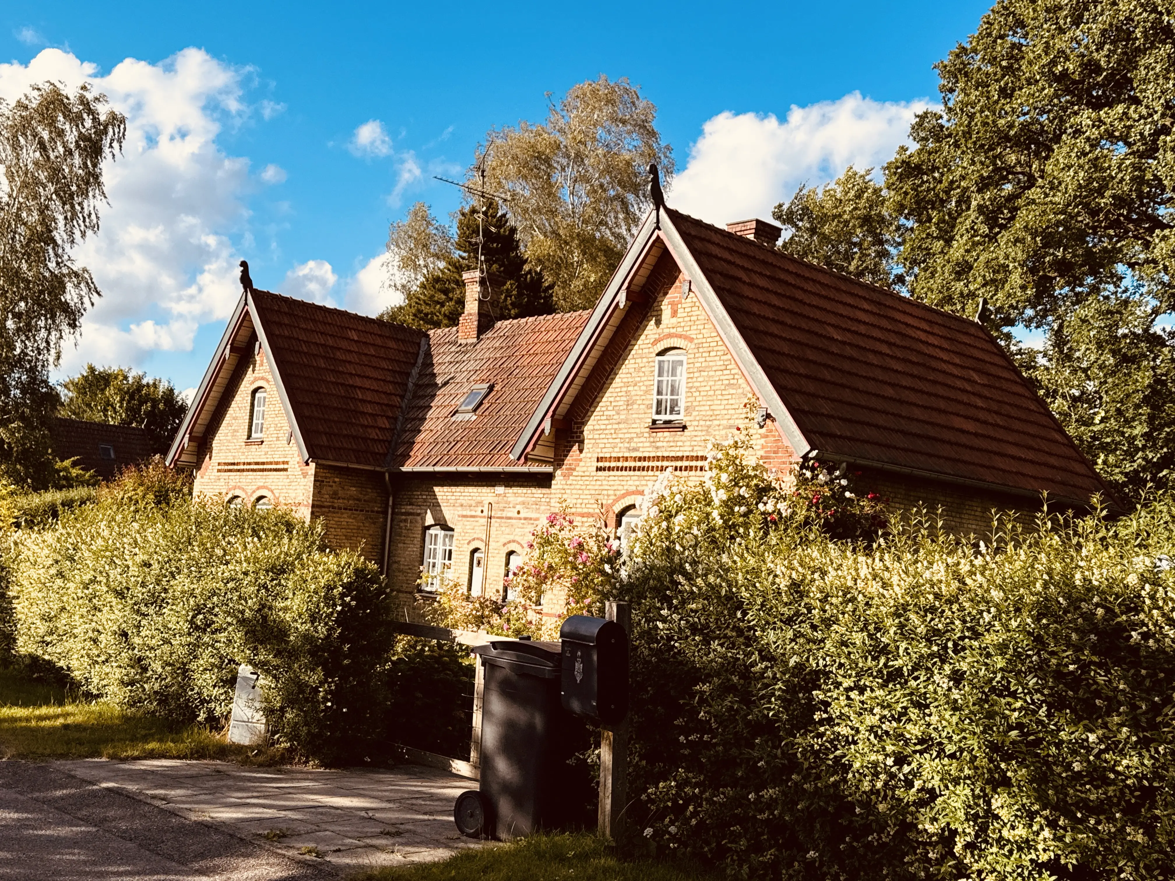 Billede af banehusene ved Rungsted Kyst Station.