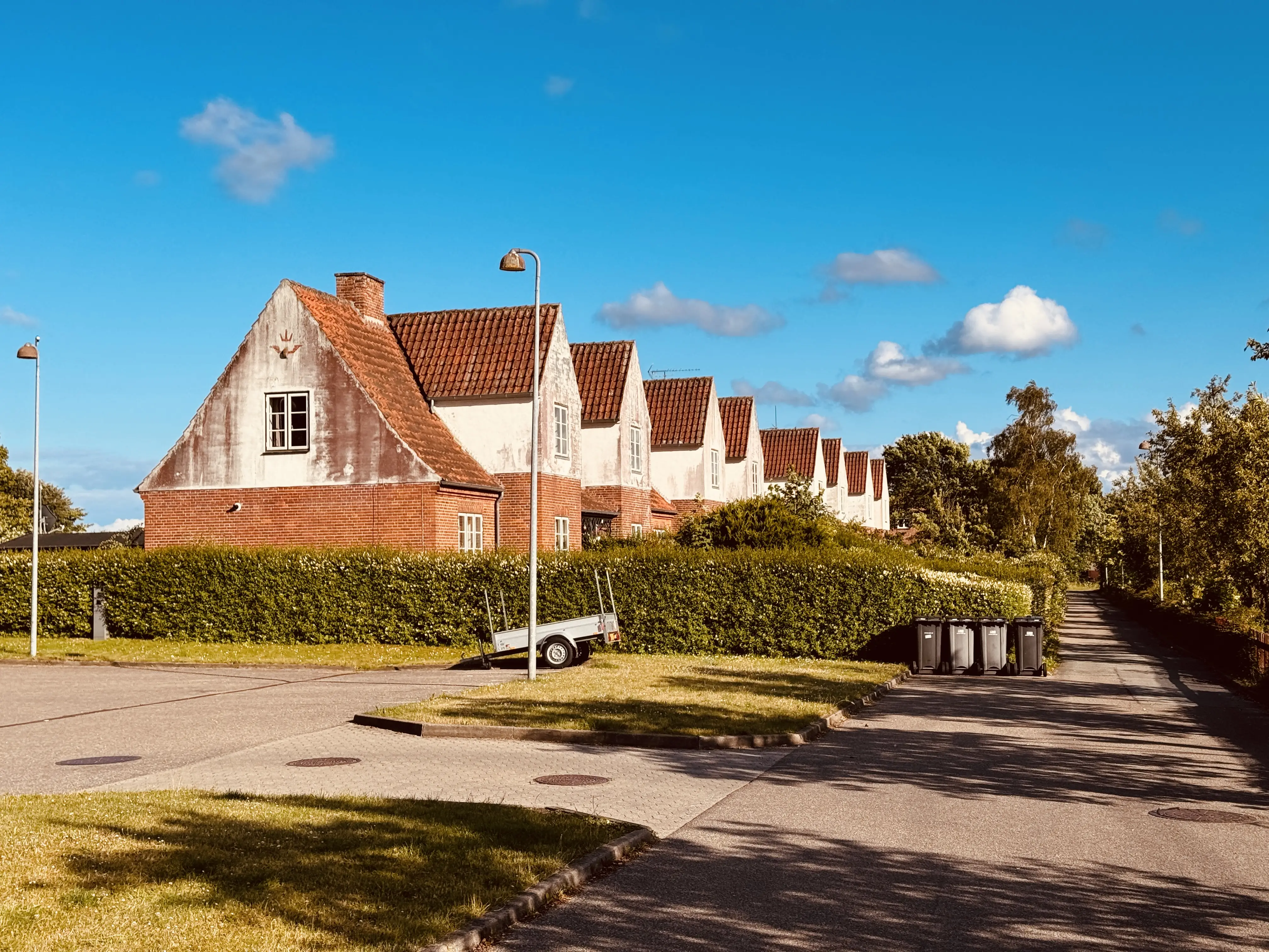 Billede af banehusene ved Rungsted Kyst Station.