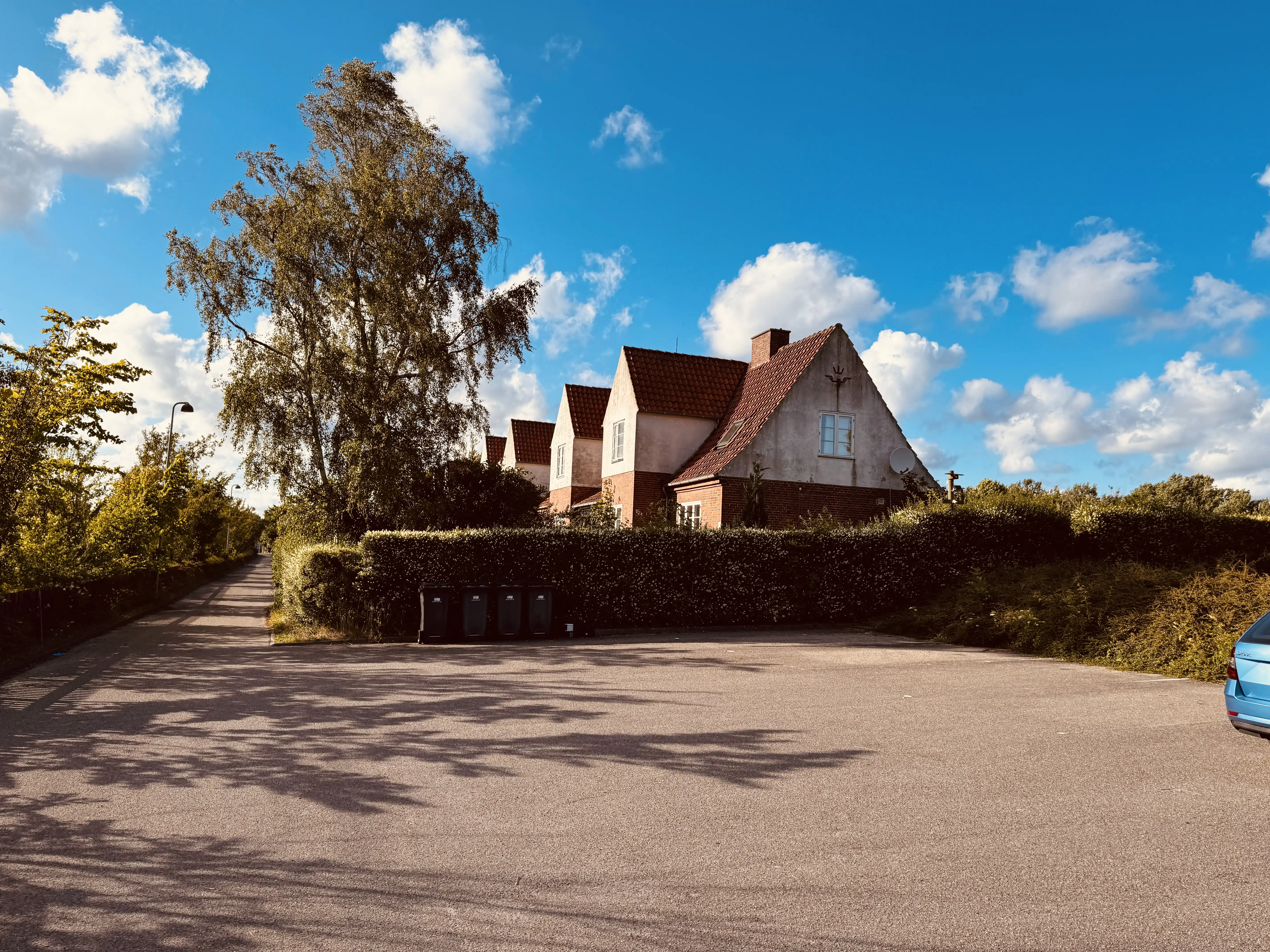 Billede af banehusene ved Rungsted Kyst Station.