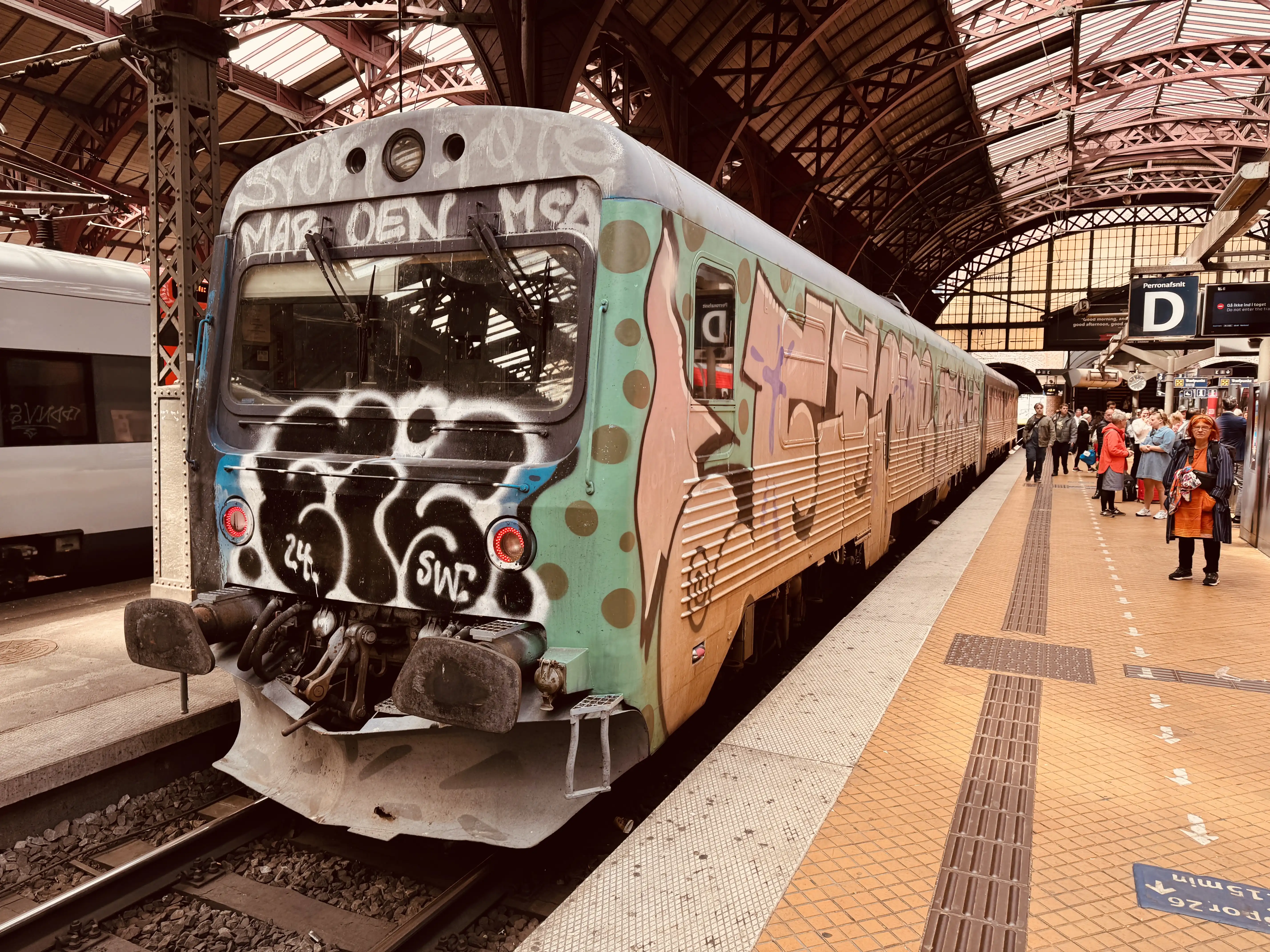 Billede af CRSA MR 4082, tidligere DSB MR 4082 fotograferet ud for København Hovedbanegård. Billede af CRSA MR 4082, tidligere DSB MR 4082 fotograferet ud for København Hovedbanegård.