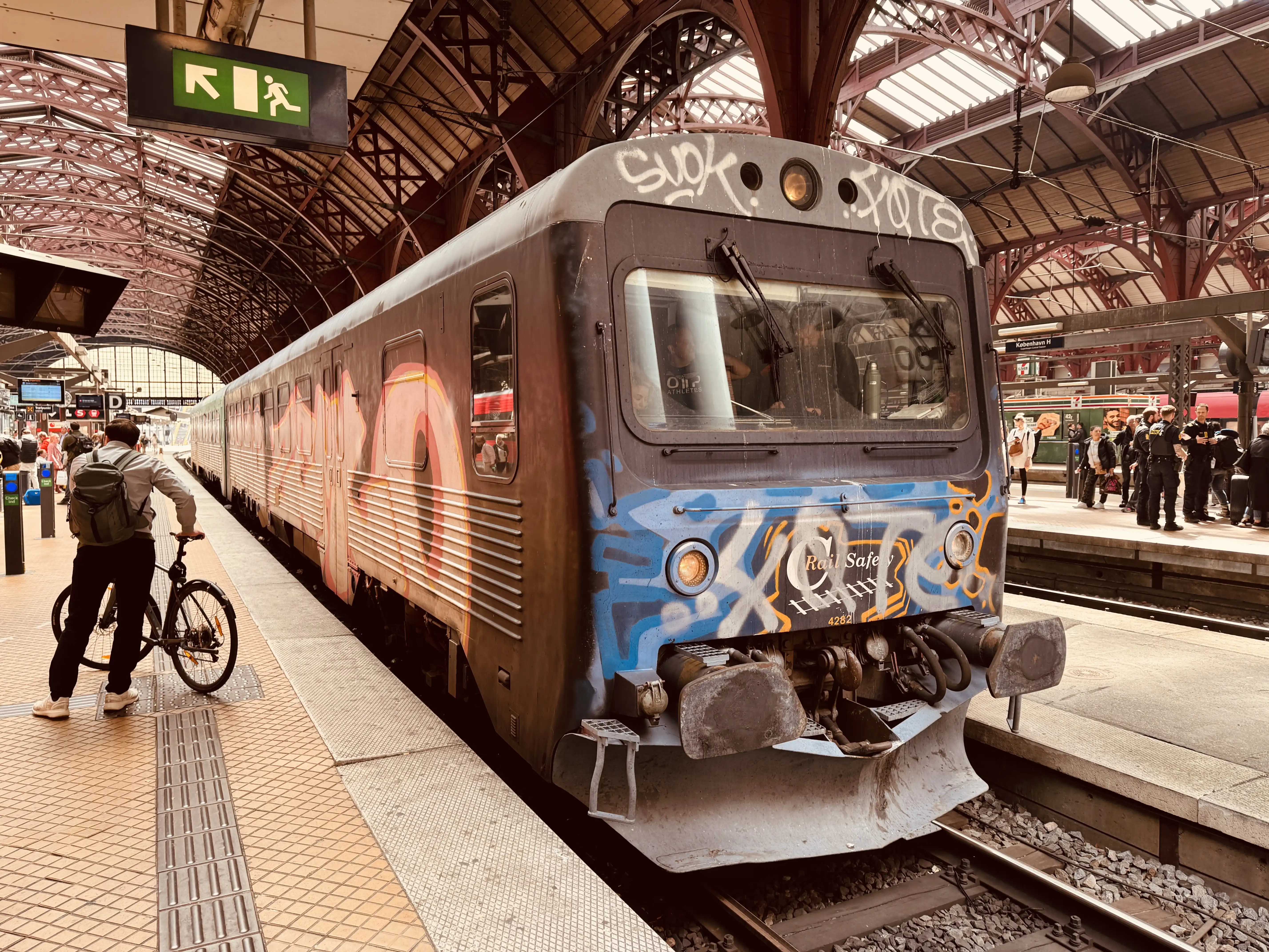 Billede af CRSA MRD 4282, tidligere DSB MRD 4282 fotograferet ud for København Hovedbanegård. Billede af CRSA MRD 4282, tidligere DSB MRD 4282 fotograferet ud for København Hovedbanegård.