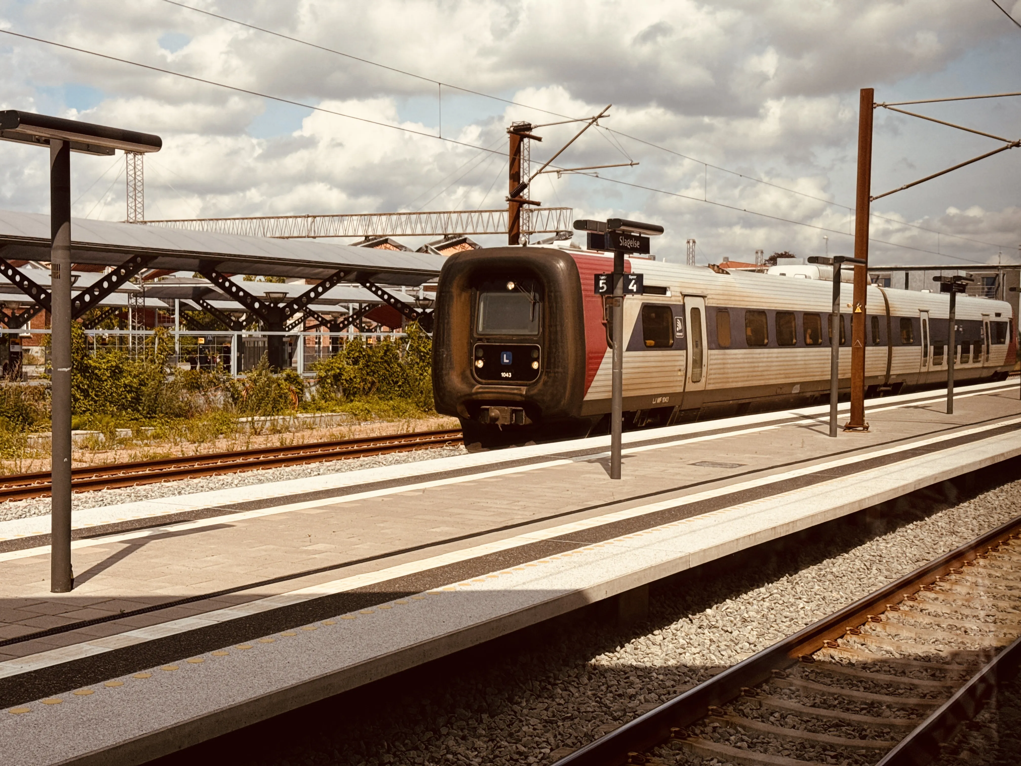 Billede af LT MF 1043, tidligere GDS-HFHJ MF 1043 fotograferet ud for Slagelse Station. Billede af LT MF 1043, tidligere GDS-HFHJ MF 1043 fotograferet ud for Slagelse Station.