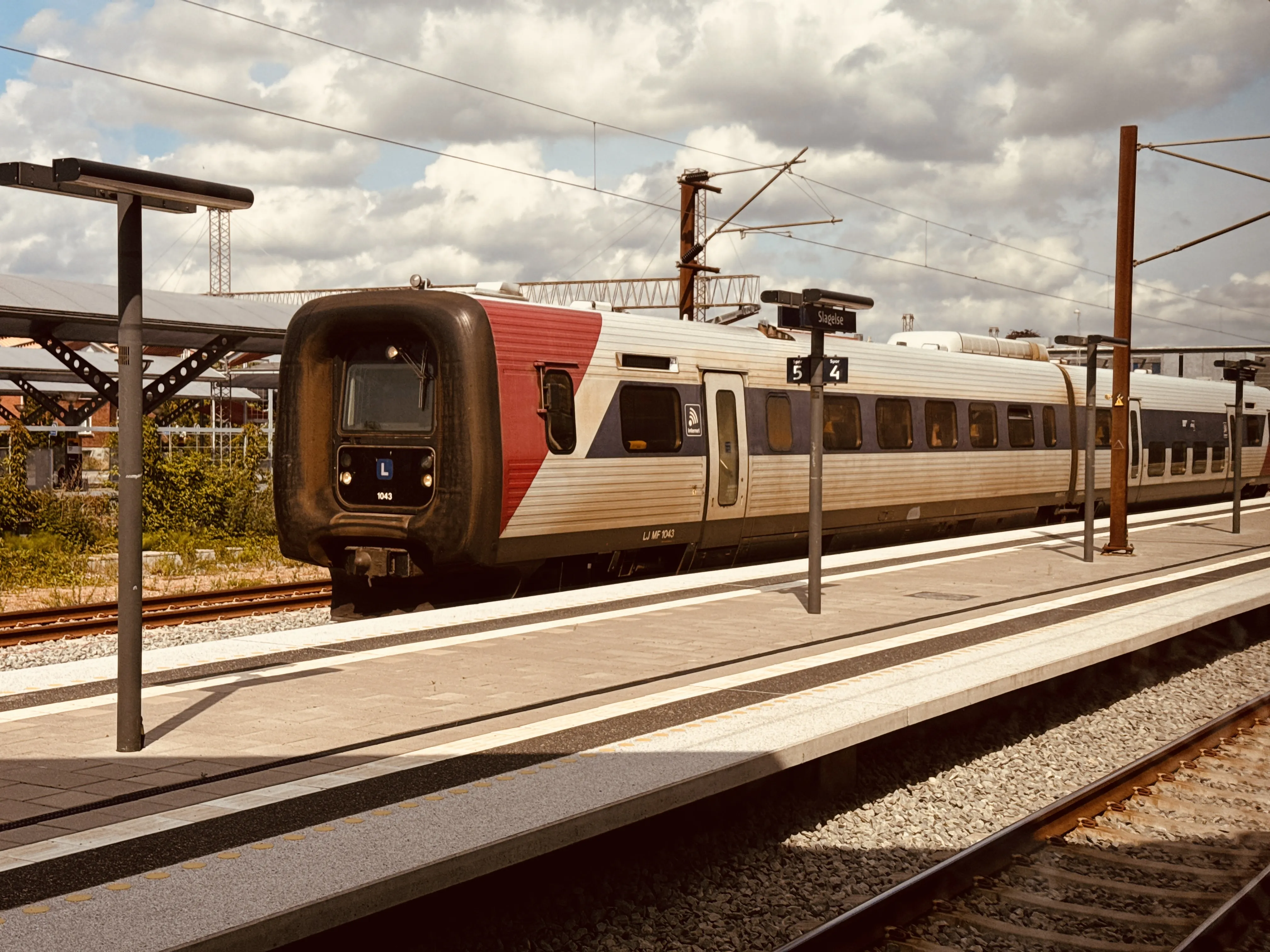 Billede af LT MF 1043, tidligere GDS-HFHJ MF 1043 fotograferet ud for Slagelse Station. Billede af LT MF 1043, tidligere GDS-HFHJ MF 1043 fotograferet ud for Slagelse Station.